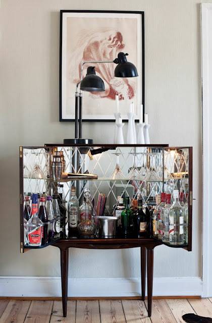 The Theme Units Are Equipped With Slide In Hinged Doors Called Pocket Doors They Can Be Positioned An Barra De Bar En Casa Bar En Casa Bares En Casa Pequenos