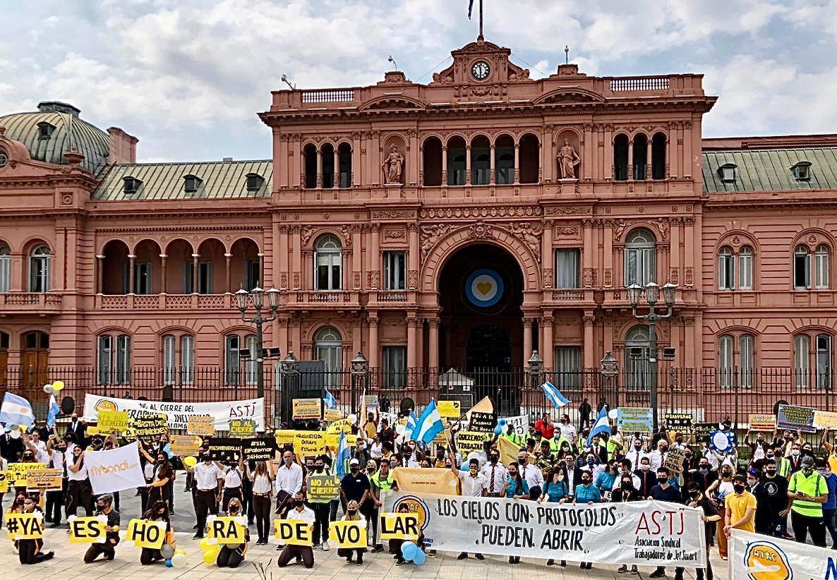 Siete meses sin vuelos en Argentina: el satélite que muestra el cielo “bloqueado” y protestas en todo el país