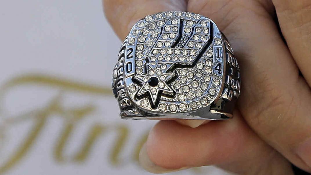 Manu Ginobili ya tiene su cuarto anillo de NBA