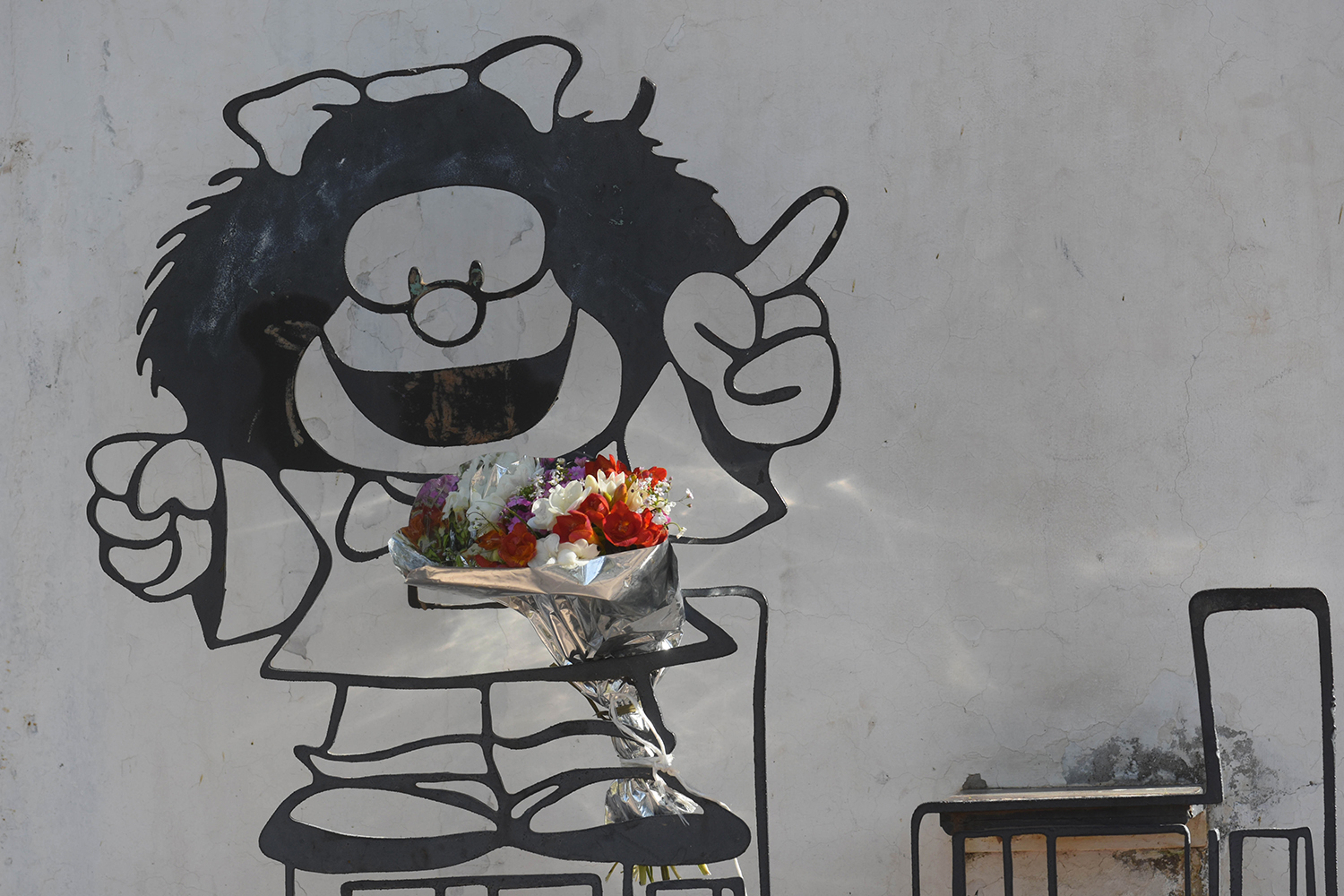 Un ramo de flores en el monumento en el Parque General San Martín de Ciudad.