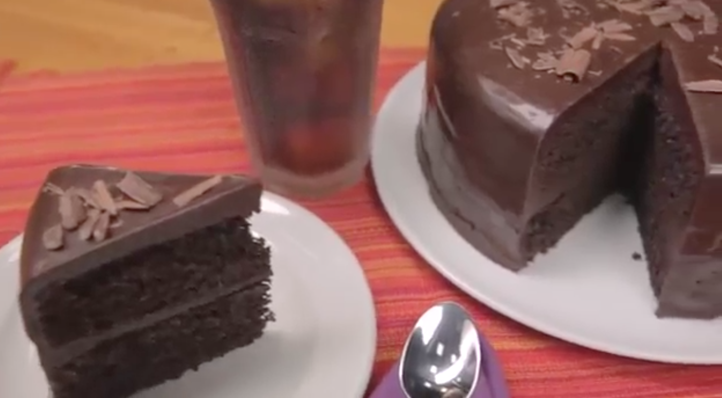 Preparamos una torta de Coca Cola divertida y para los más chicos