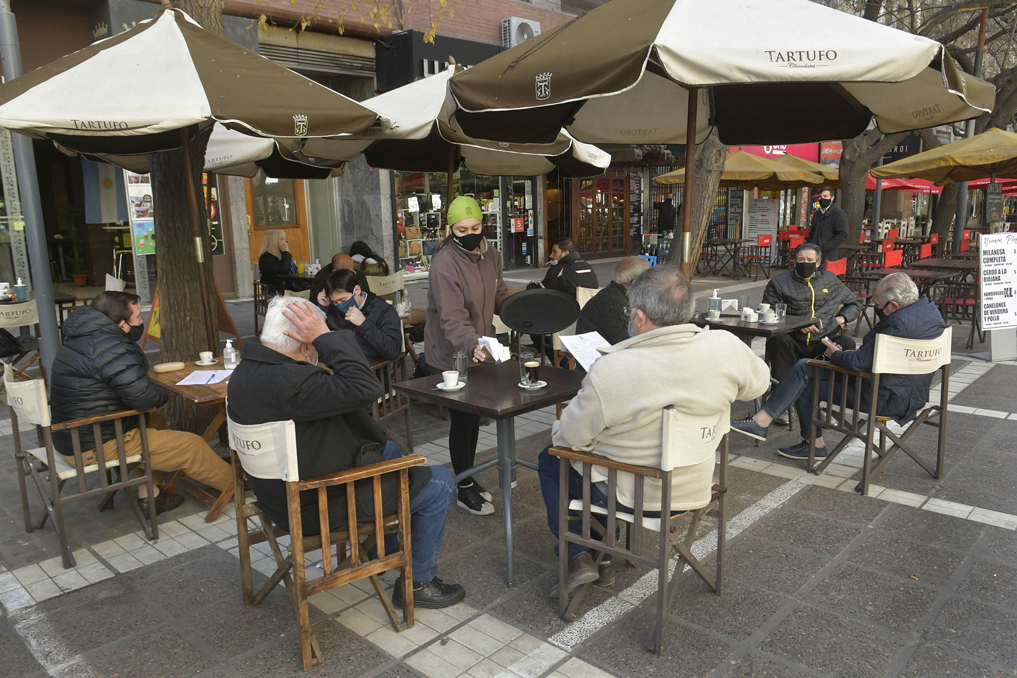 Los restoranes, bares y cafés solo pueden atender a los comensales en las veredas. Foto: Orlando Pelichotti.