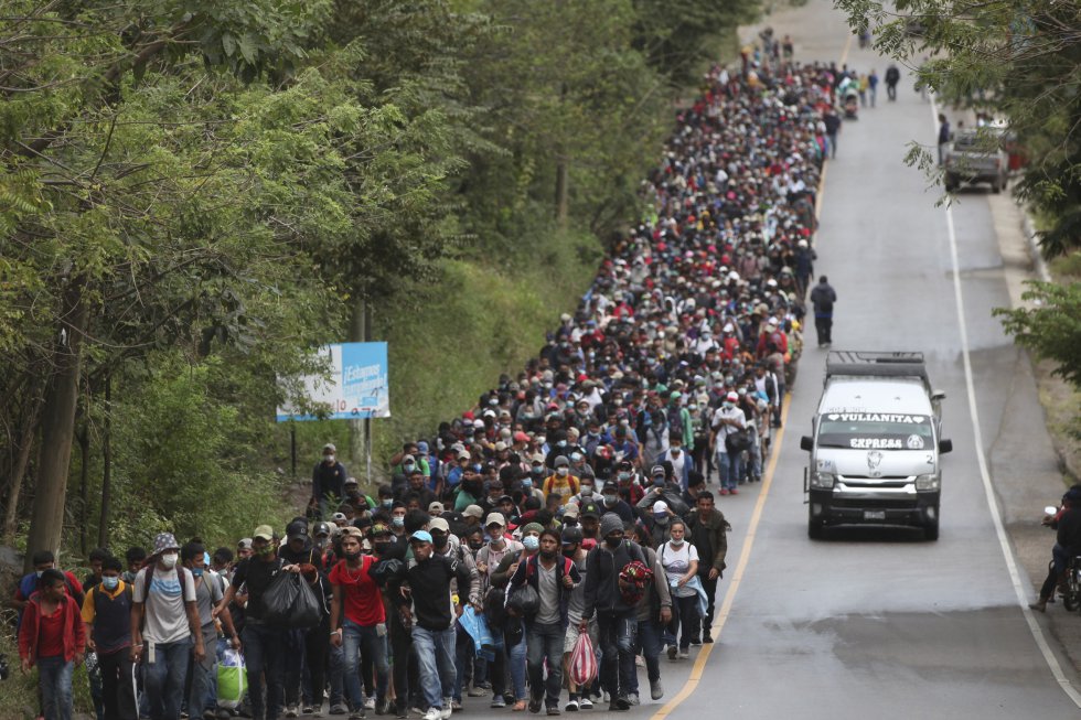 Migrantes latinoamericanos avanzan en caravana hacia Estados Unidos