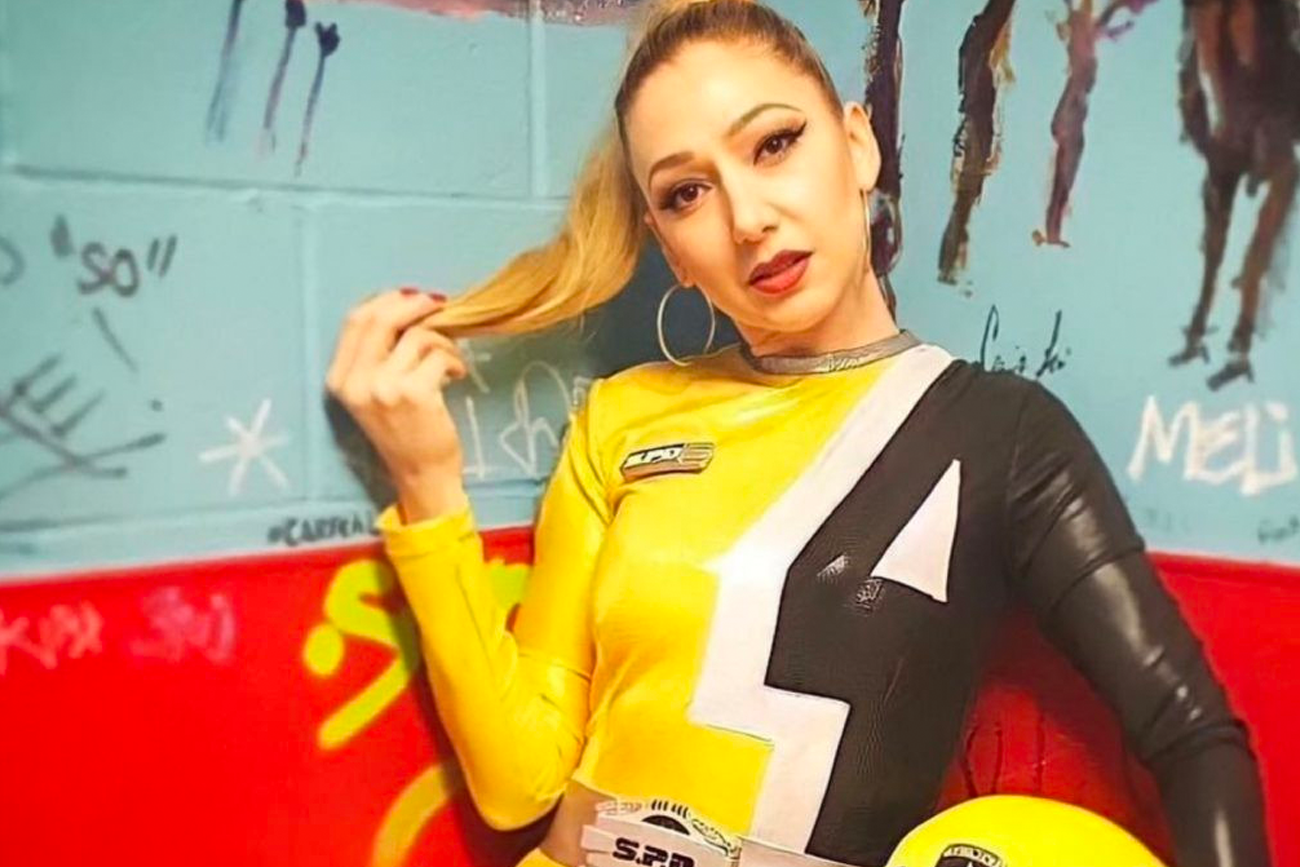 Monica May, la “Power Ranger amarilla” que se convirtió en bailarina de  burlesque y vende contenido erótico