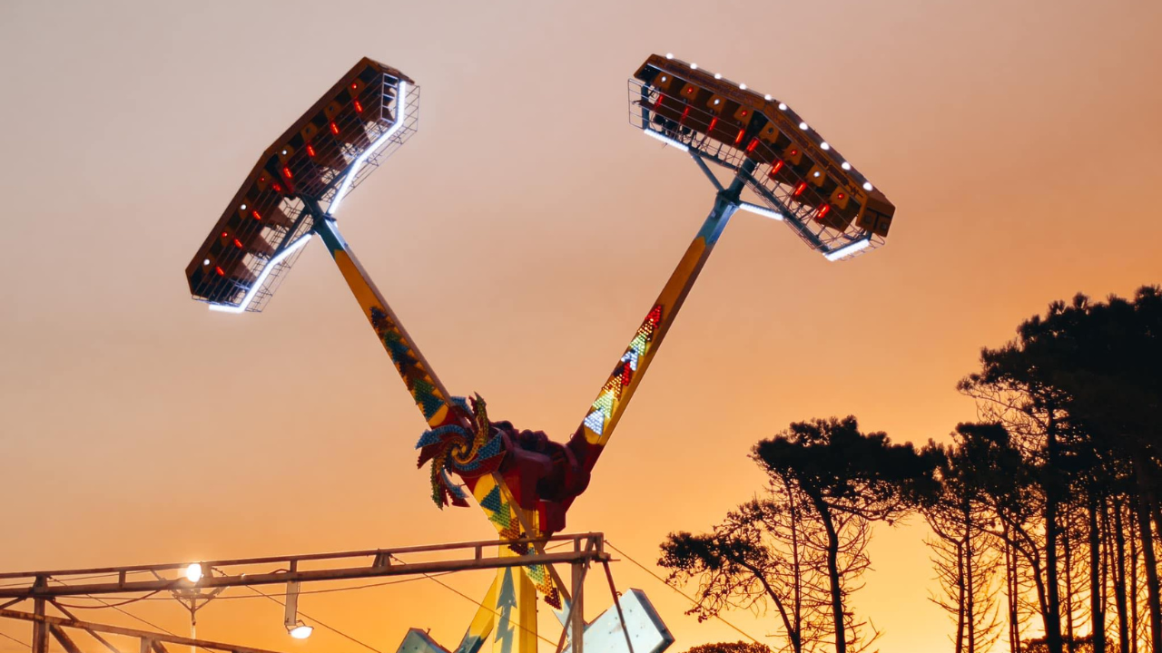 La reacción de dos turistas en el “martillo” de un parque de atracciones de  Córdoba se hizo viral