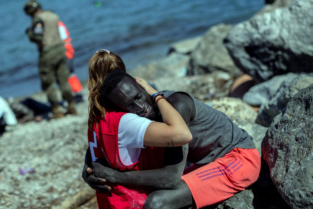 La Foto De Un Bebe Rescatado Del Mar Define La Crisis Migratoria En Espana Mundo La Voz Del Interior