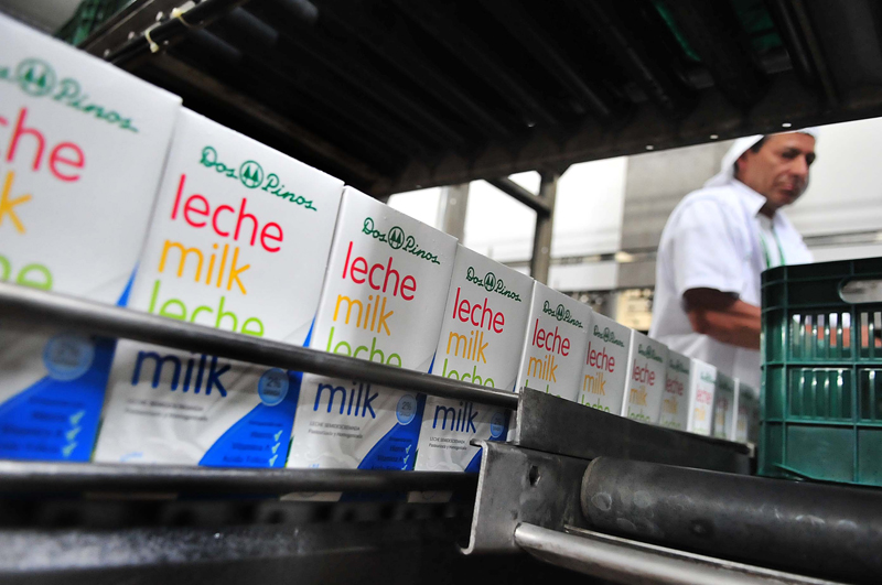Visita a la empresa Dos Pinos para ver sus estrategias de mercado en centroamerica,por la llegada de transnacionales a estos mercados,recorrido por lasplantas de prceso de leche.Entrevista a Jorge Pattoni y a otros funcionarios.Foto de Jorge Castillo.12/1/11.