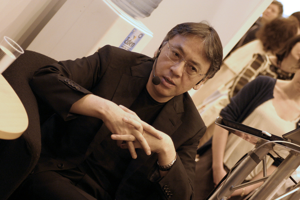 Kazuo Ishiguro es un escritor inglés de 62 años. Nació en la ciudad de Nagasaki en Japón.