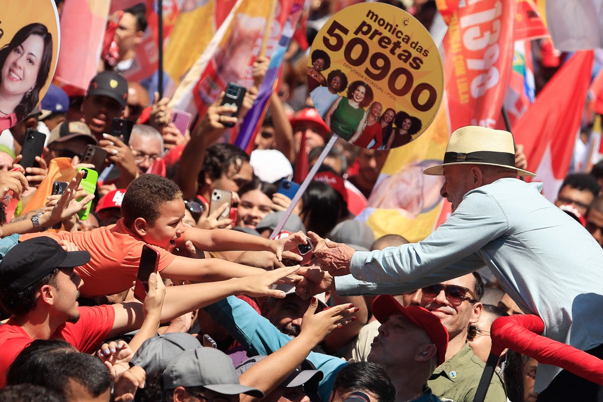 El presidente de Brasil y candidato presidencial Luiz Inácio Lula da Silva saluda a un niño durante un mitin de campaña en el barrio de São Miguel Paulista, en São Paulo, Brasil.