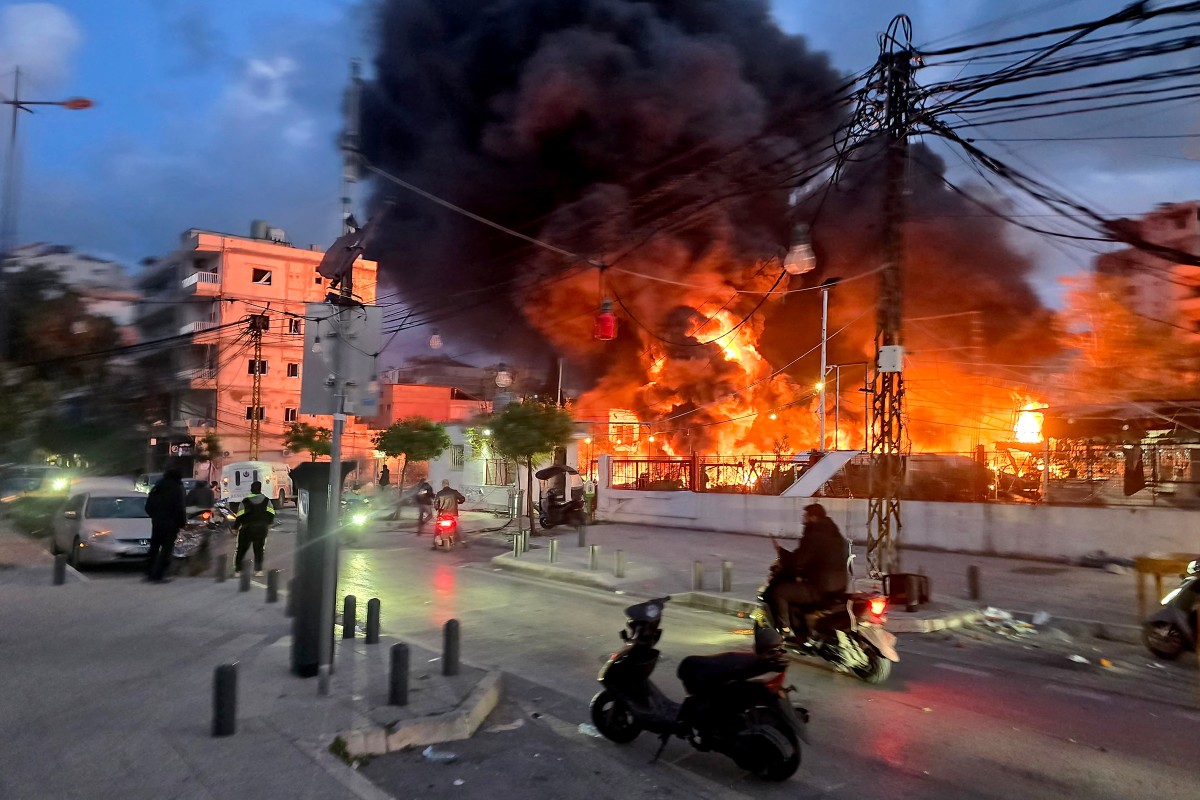 Un incendio se extiende tras un bombardeo israelí contra una granja solar y una instalación de generación eléctrica en la ciudad costera de Tiro, en el sur de Líbano.