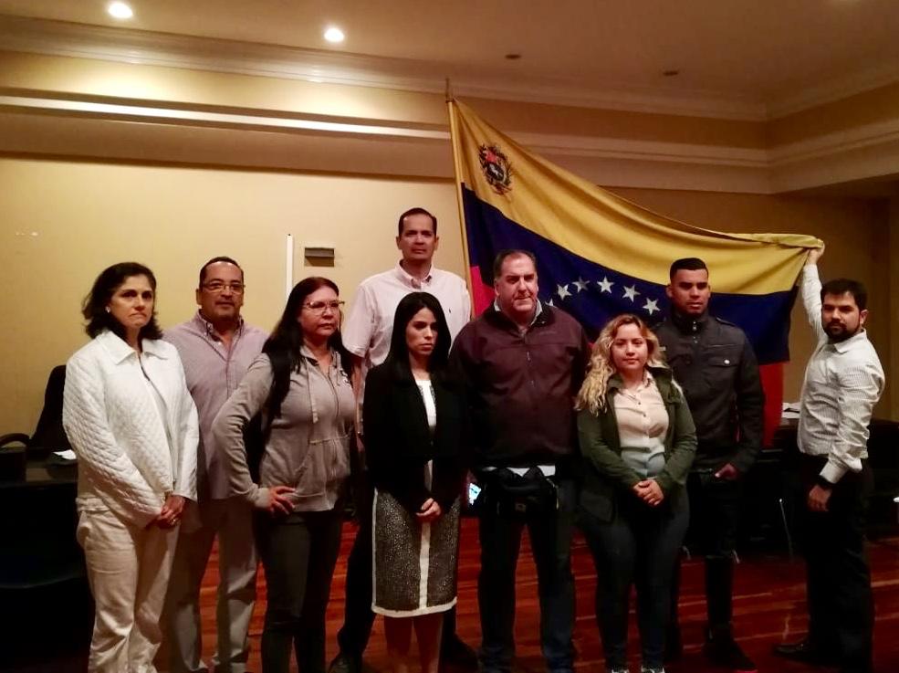 María Faría (de saco negro y enagua) llegó a la Embajada de Venezuela en Costa Rica acompañada por un equipo de asesores jurídos para evaluar el estado de la sede diplomática. Foto: Cortesía