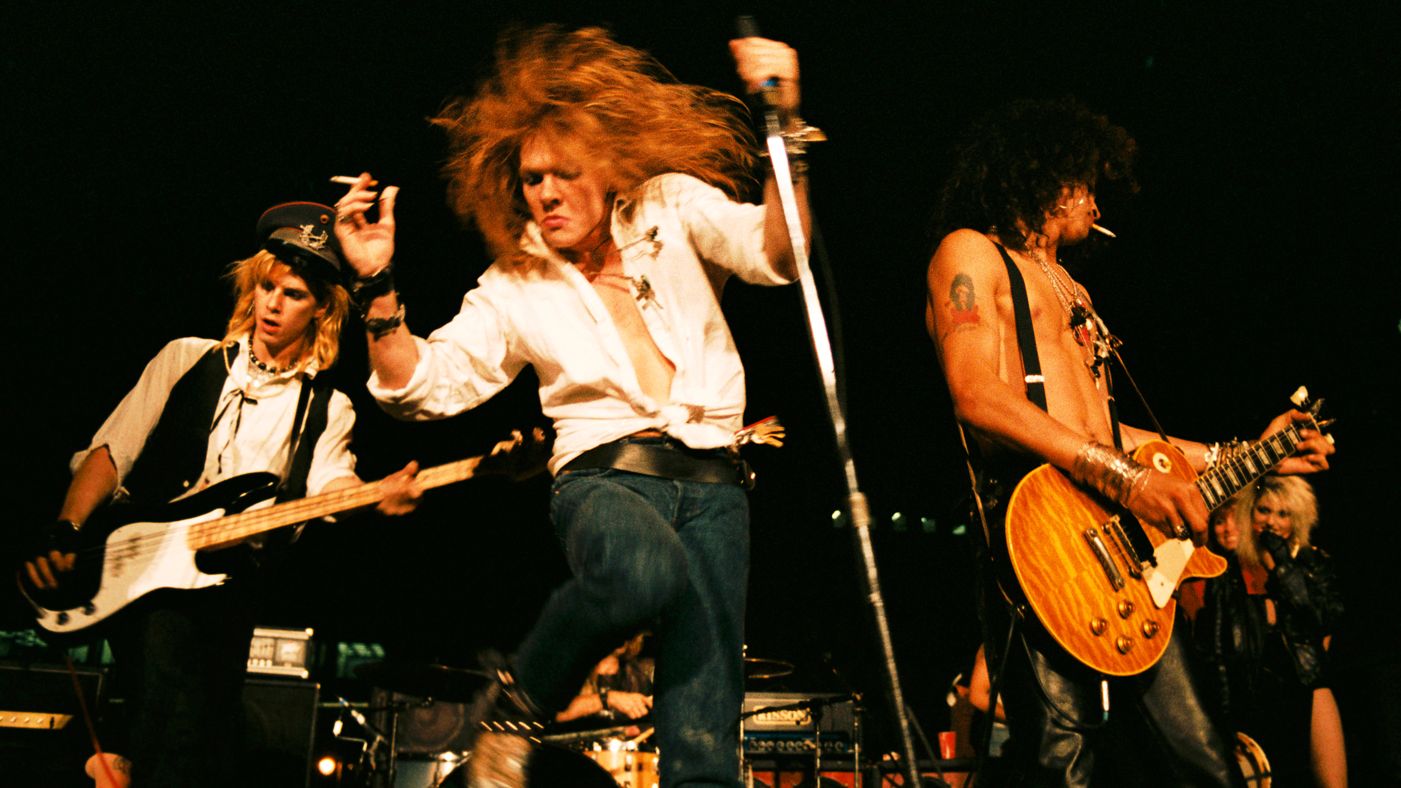 Duff McKagan, Axl Rose y Slash en sus mejores tiempos juntos. Ellos tres encabezan la actual reunión de GN'R.