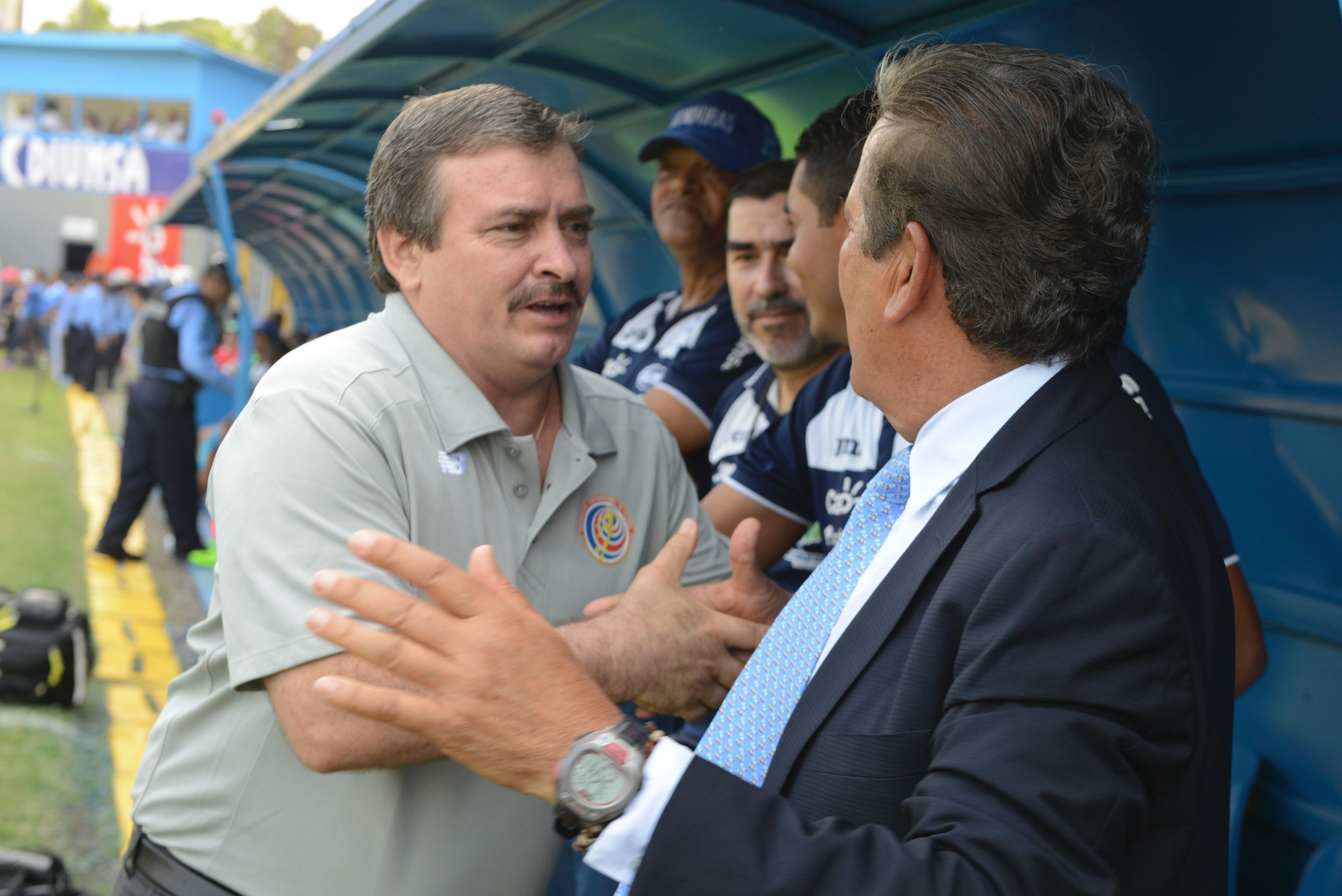 Óscar Ramírez saludó a Jorge Luis Pinto previo al partido entre Honduras y Costa Rica.