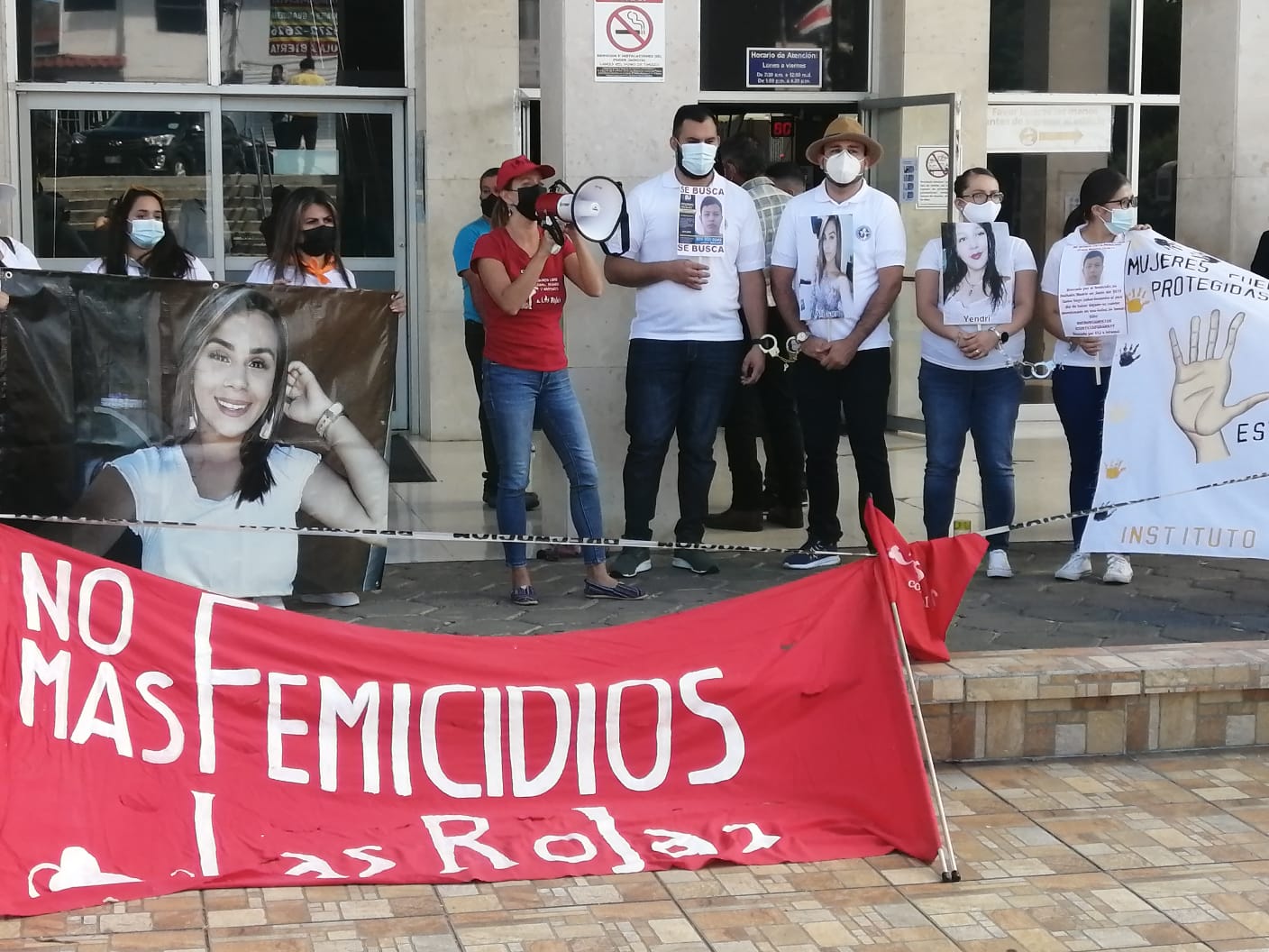 Familiares de víctimas de femicidios, colectivos feministas e instituciones se agruparon frente al Poder Judicial de Cartago.
