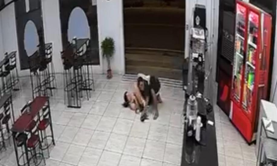 Una vecina de Pérez Zeledón evitó que un sujeto robara en un restaurante ubicado cerca del Hospital Escalante Pradilla, al aplicarle una llave con sus piernas.