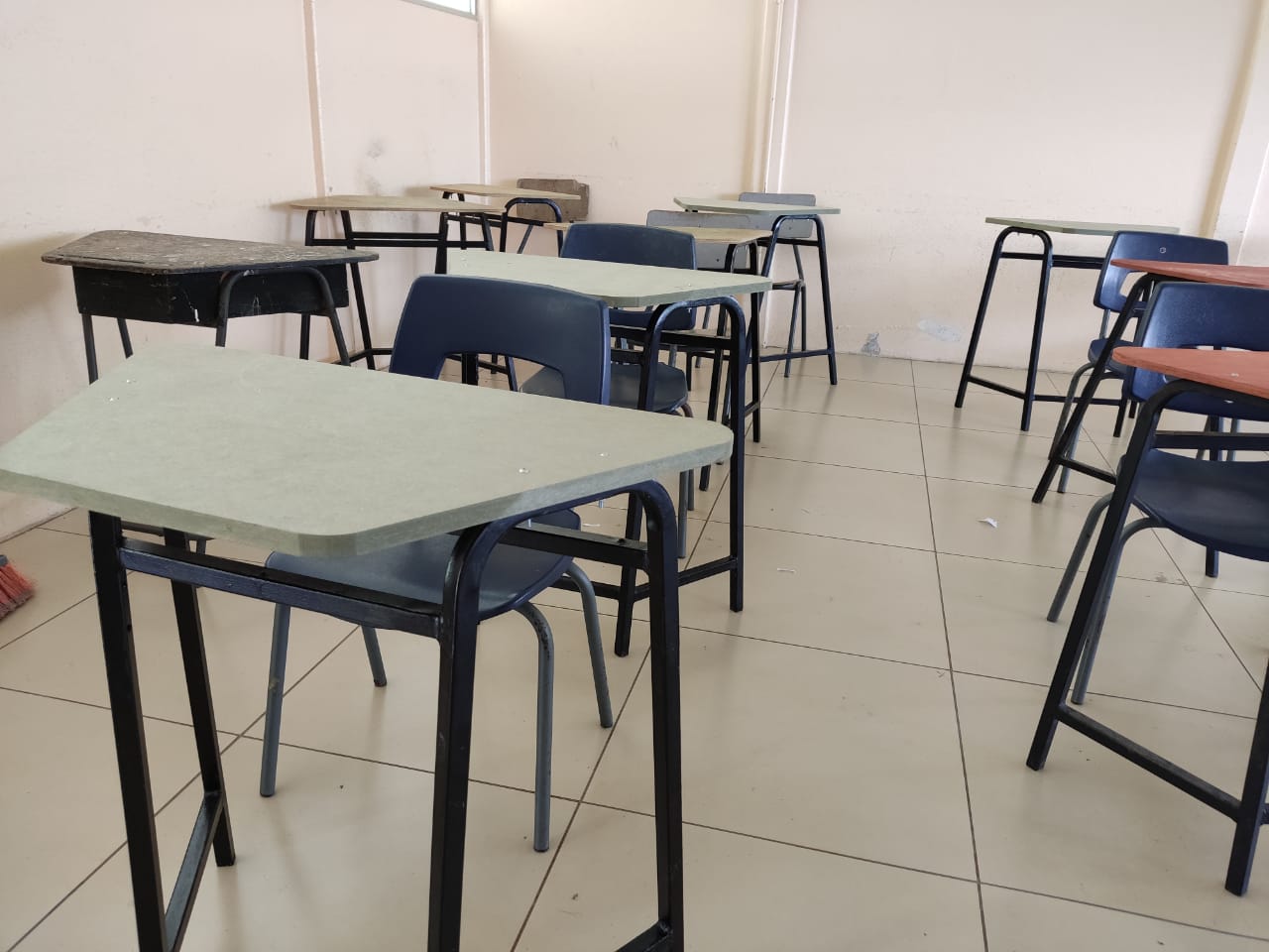 Colegios sobreviven con donaciones y colectas ante carencia de pupitres