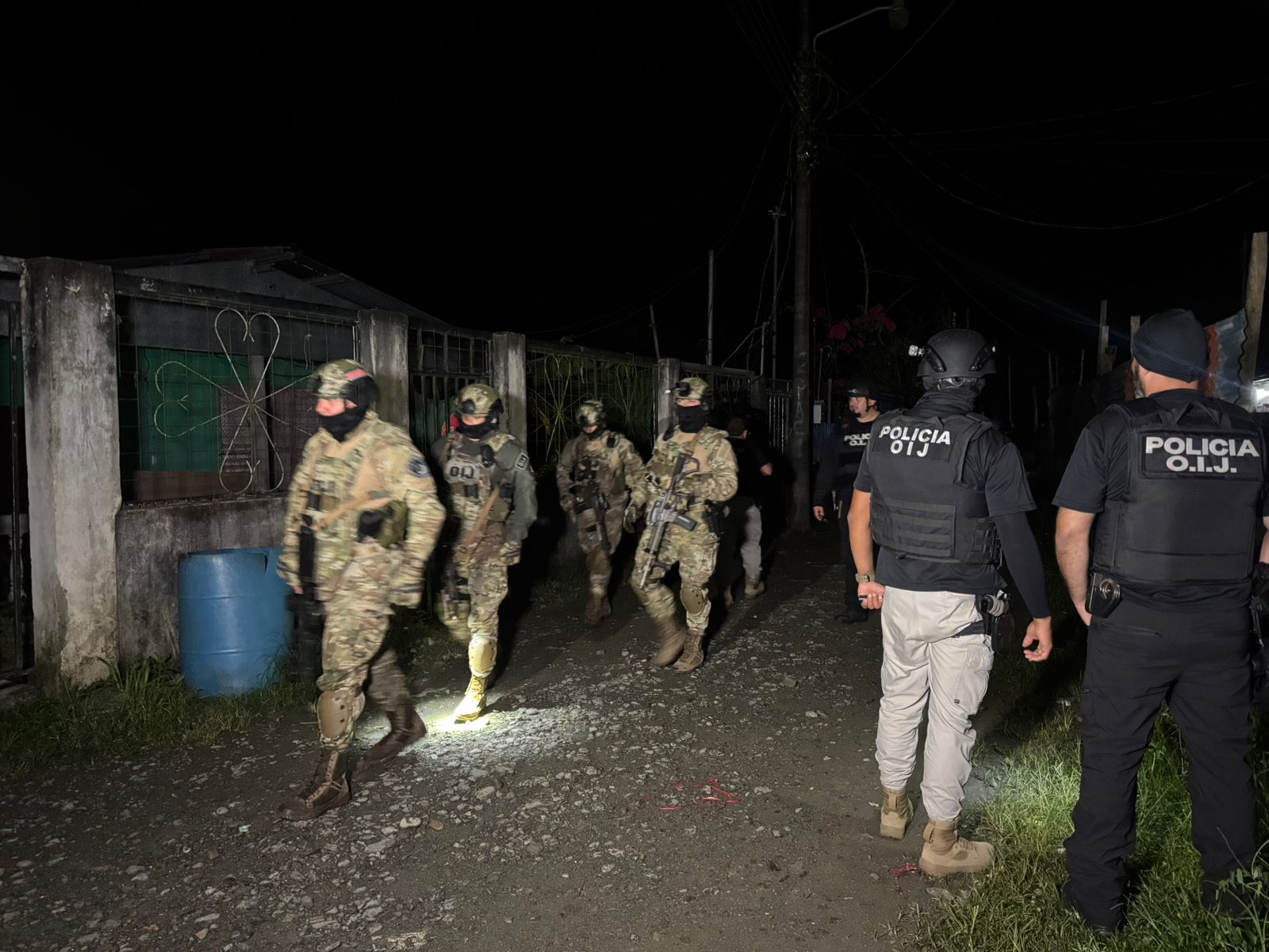 Autoridades allanaron este jueves dos viviendas en Limón vinculadas a Tony Alexander Peña Russell, alias la T, como parte de la investigación por el homicidio de Leonardo Joseph Méndez, alias Chombo. Tres personas enfrentan cargos por asociación ilícita y homicidio calificado. Fotografía: