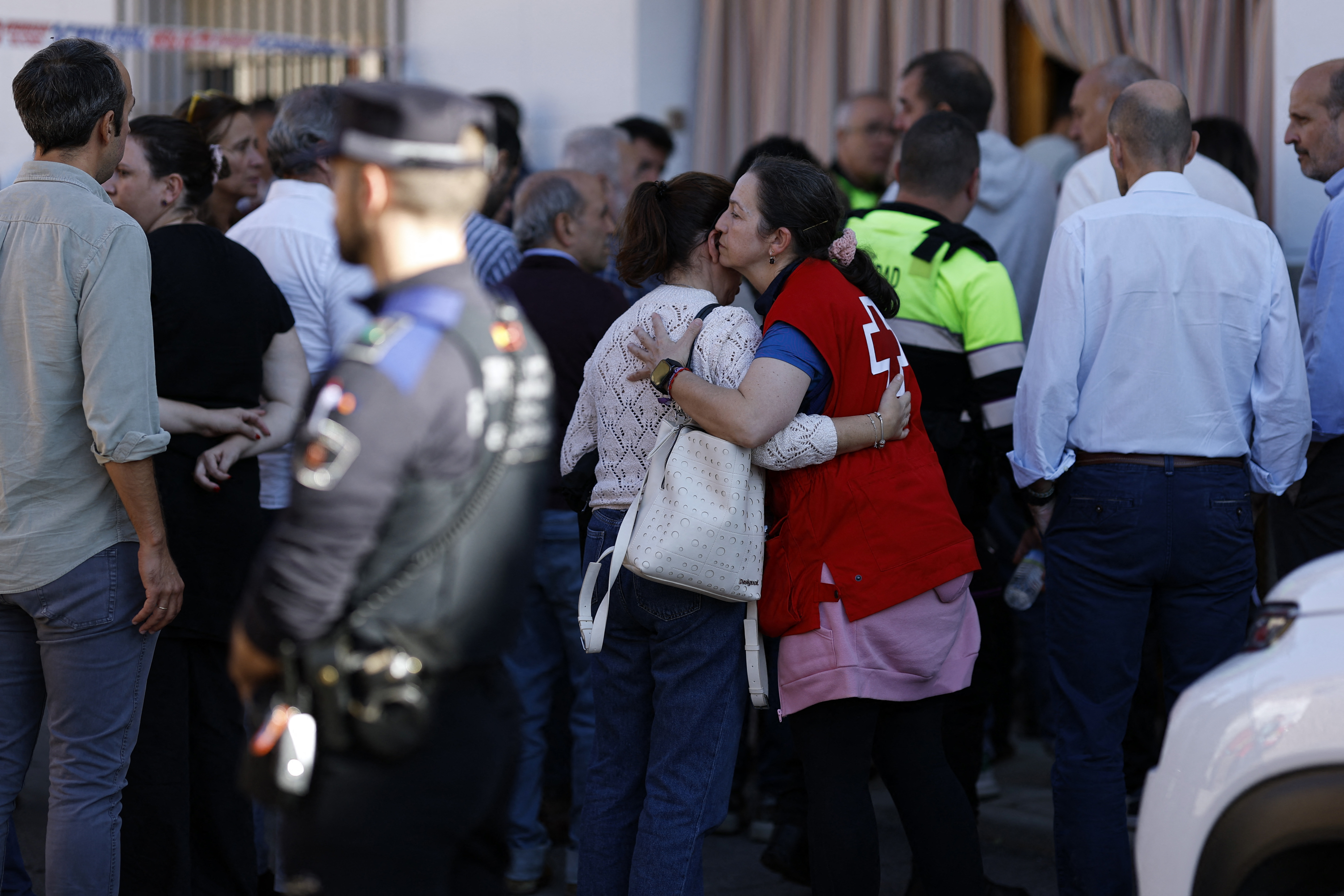 Una voluntaria de la Cruz Roja abraza a la familiar de una víctima tras el mortal choque de trenes en Toledo, España.