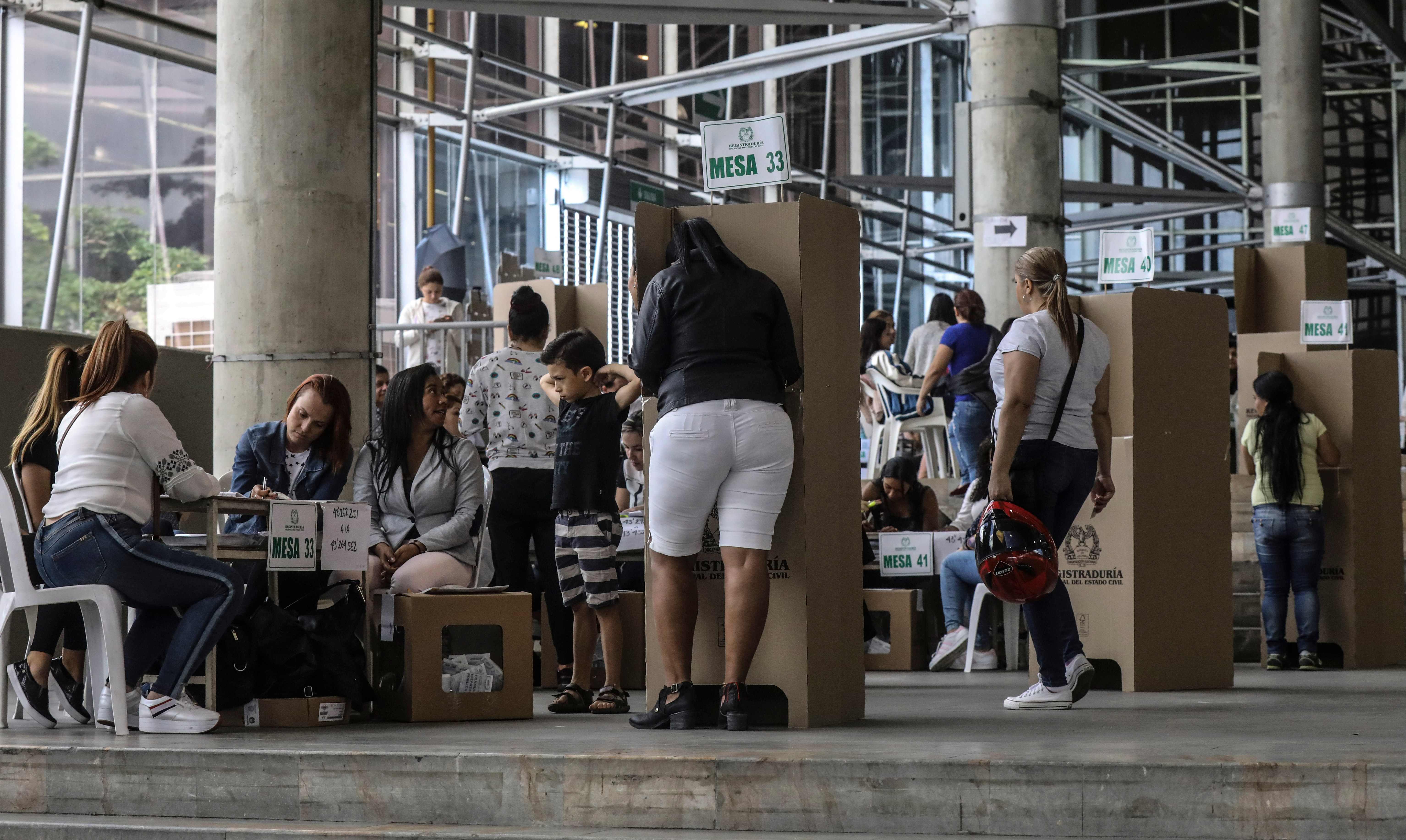 Women vote at a polling station in Medellin, Antioquia Department, during the first round of the presidential election in Colombia on May 27, 2018.
Voters went to the polls Sunday to choose a new president of Colombia in a divisive election that is likely to weigh heavily on the future of the government's fragile peace deal with the former rebel movement FARC. / AFP PHOTO / Joaquin SARMIENTO