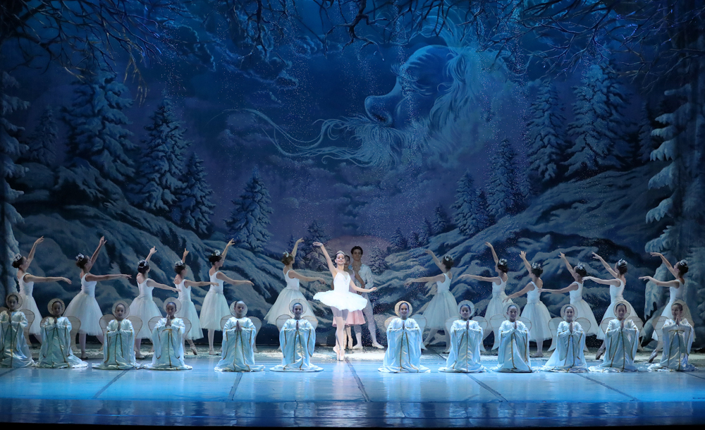 Casi 250 niñas dan sus primeros pasos en el ballet con roles de ángeles, soldados y payasos. John Durán