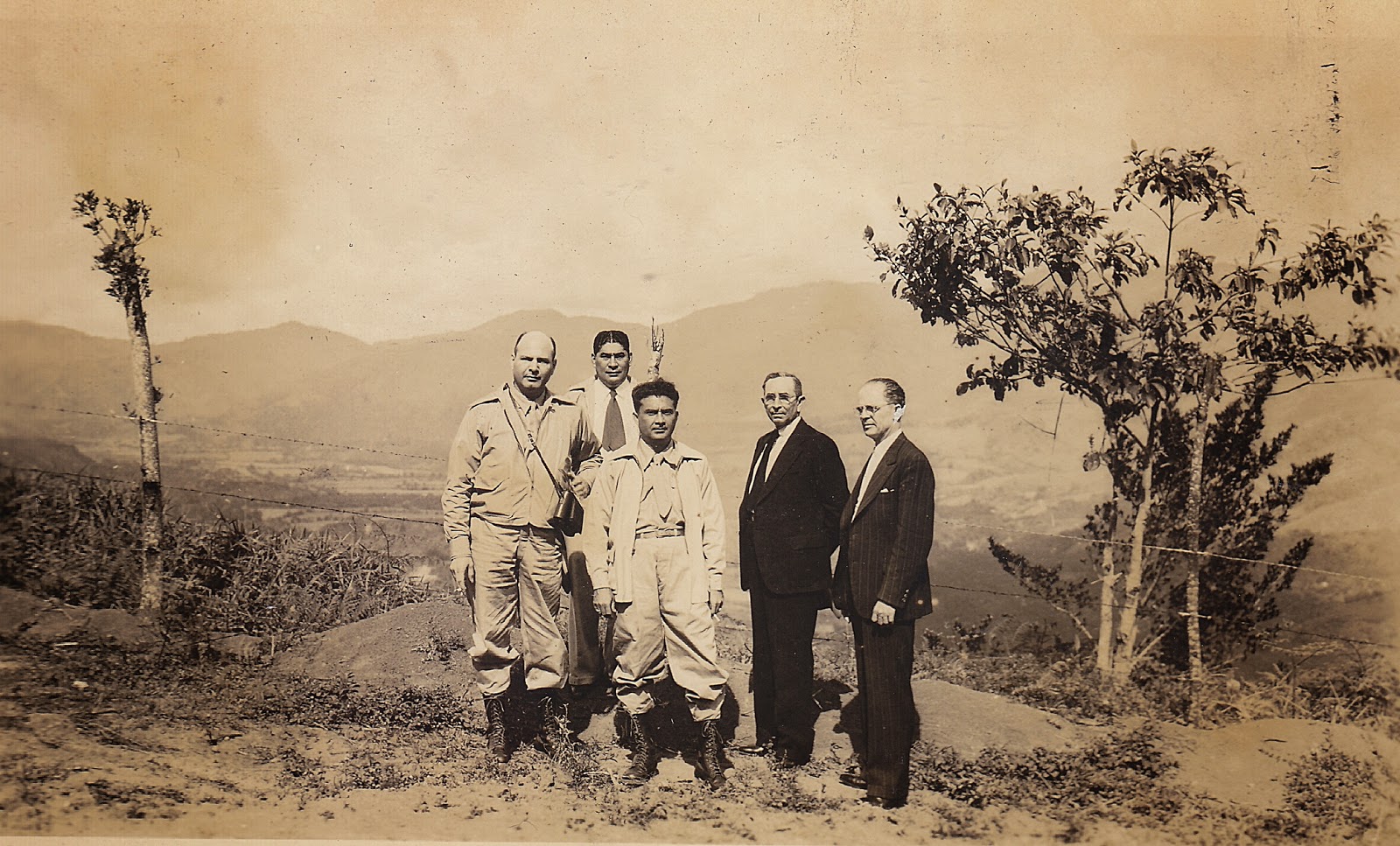 Lolo Morales Bolaños (centro), Rosendo Arguello (izquierda), el Dr. Eduardo Conrado Vado (atrás) y dos directivos de la Legión Caribe en la hacienda La Lucha en 1948. Foto cortesía de Lolo Morales (hijo).
