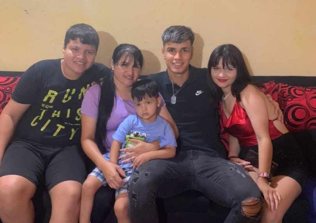 Fernando Lesme siempre soñó con trascender en el fútbol para ayudar a su familia. En esta fotografía aparece junto a su mamá, doña Hilda. Ahí están también los hermanos del jugador: Fabrizio, Jesús y Fanny.