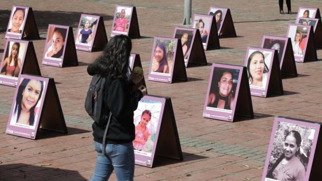 En Colombia realizaron una actividad denominada "No es hora de callar" en cinco ciudades del país para honrar la memoria de mujeres víctimas de la organización.