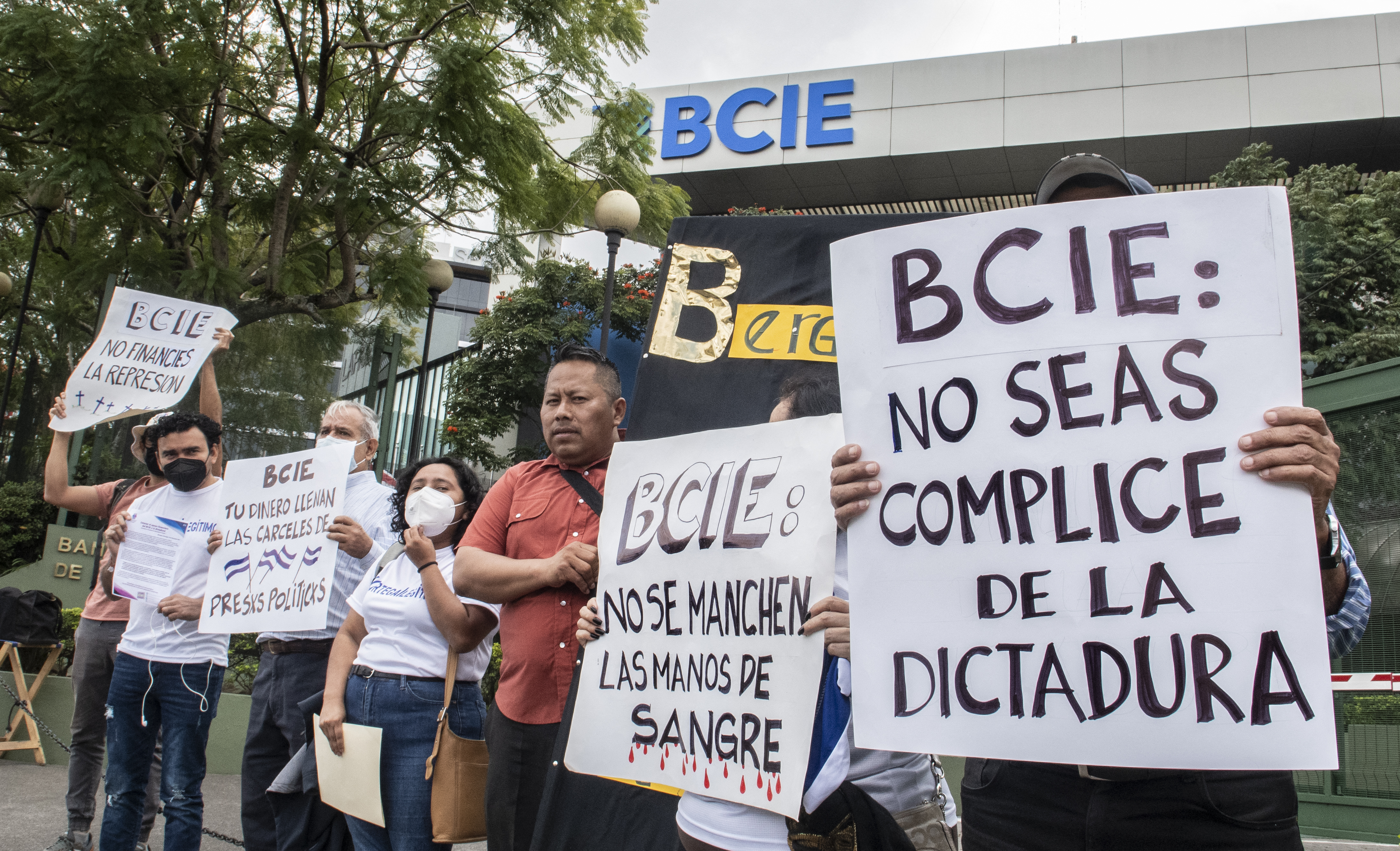 Nicaraguan citizens exiled in Costa Rica demonstrate in front of the Central American Bank for Economic Integration (CABEI) in San Jose, on November 19, 2021 to demand it stop providing loans to the Nicaraguan government. (Photo by Ezequiel BECERRA / AFP)