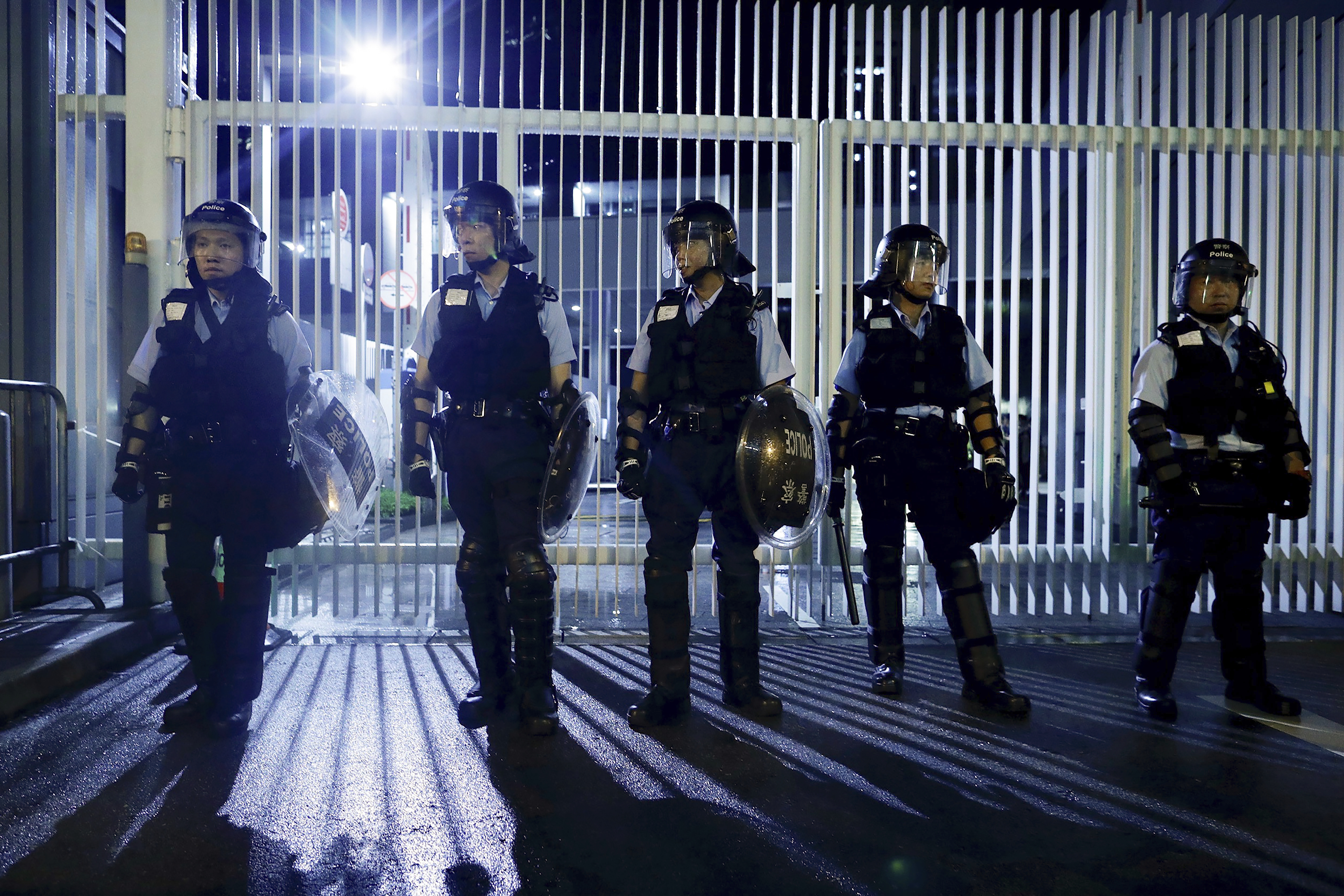 Policías con equipo antidisturbios montan guardia frente al Consejo Legislativo en Hong Kong, el martes 11 de junio del 2019. Foto: AP