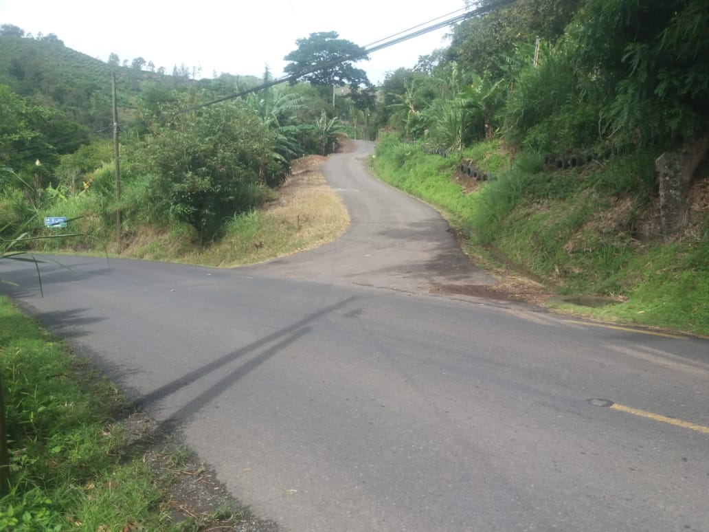 Adentrándose por esa callejuela, en Navarro del Socorro de Dulce Nombre de Cartago, fue donde aparecieron los cuerpos de las dos muchachas asesinadas. Foto: Fernando Gutiérrez para LN.