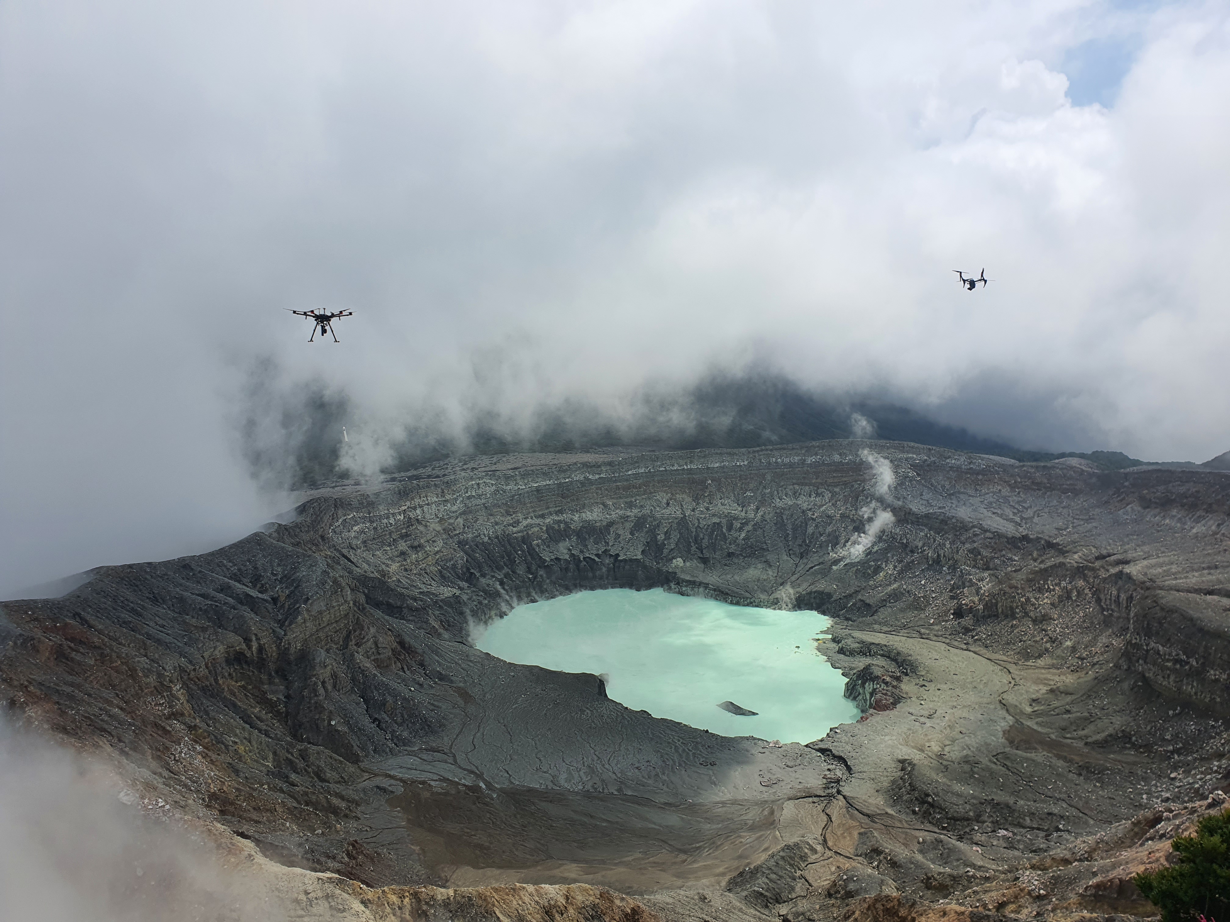 Con conocimientos adquiridos en Japón, la UNA utiliza drones para la vigilancia volcánica. Foto: Cortesía. José P. Sibaja/UNA.