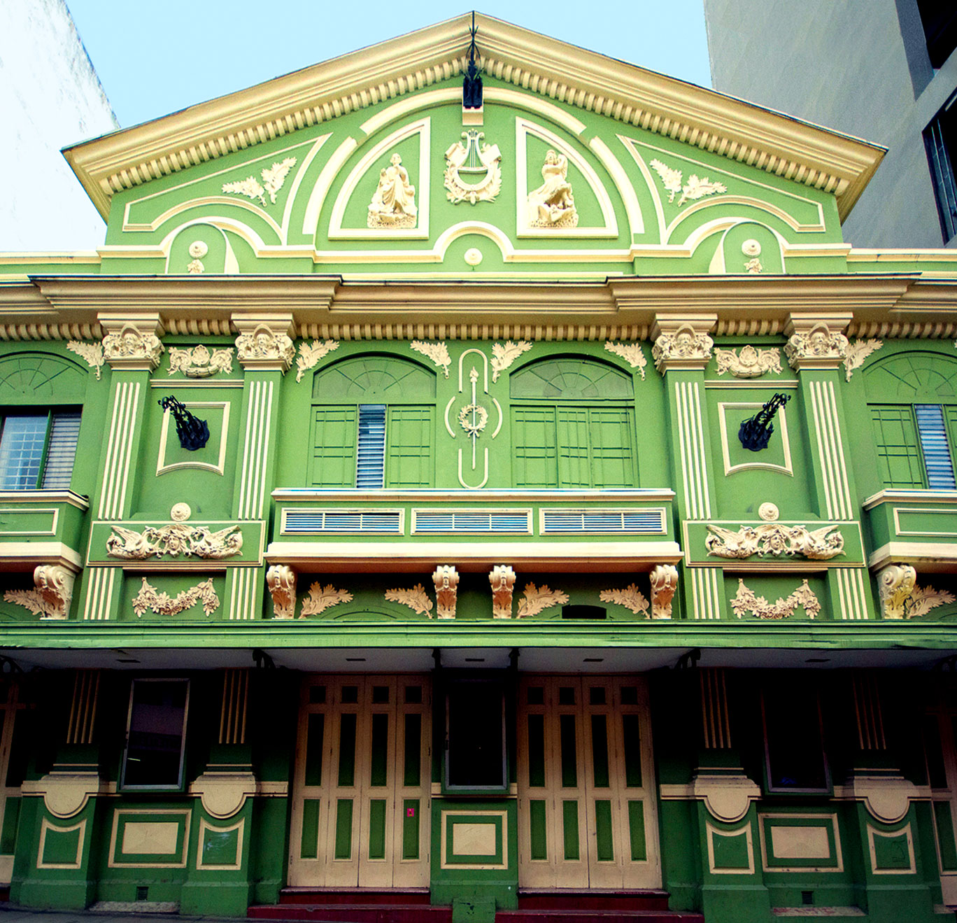 Calendario destaca la grandeza de 12 edificios construidos a inicios del siglo XX y que ayudaron a modificar la imagen urbana de las principales ciudades de la capitaL. En la foto el Teatro-Cine Variedades en San José. Creado en 1881 y diseñado por Francisco Gómez. Foto: ICOMOS para LN