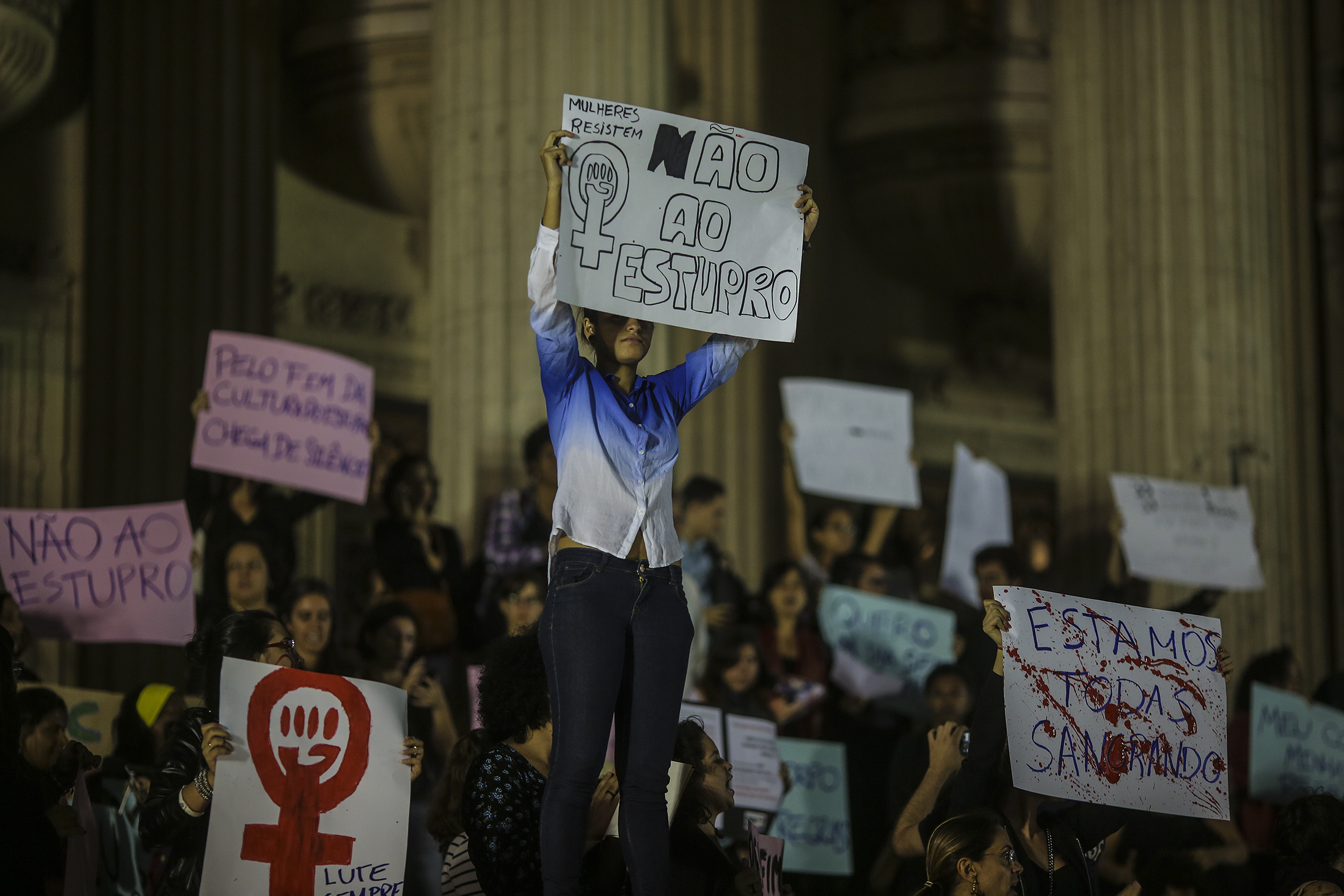 Protesta por la violación colectiva de una joven en Brasil, frente a la Asamblea Legislativa de Río de Janeiro