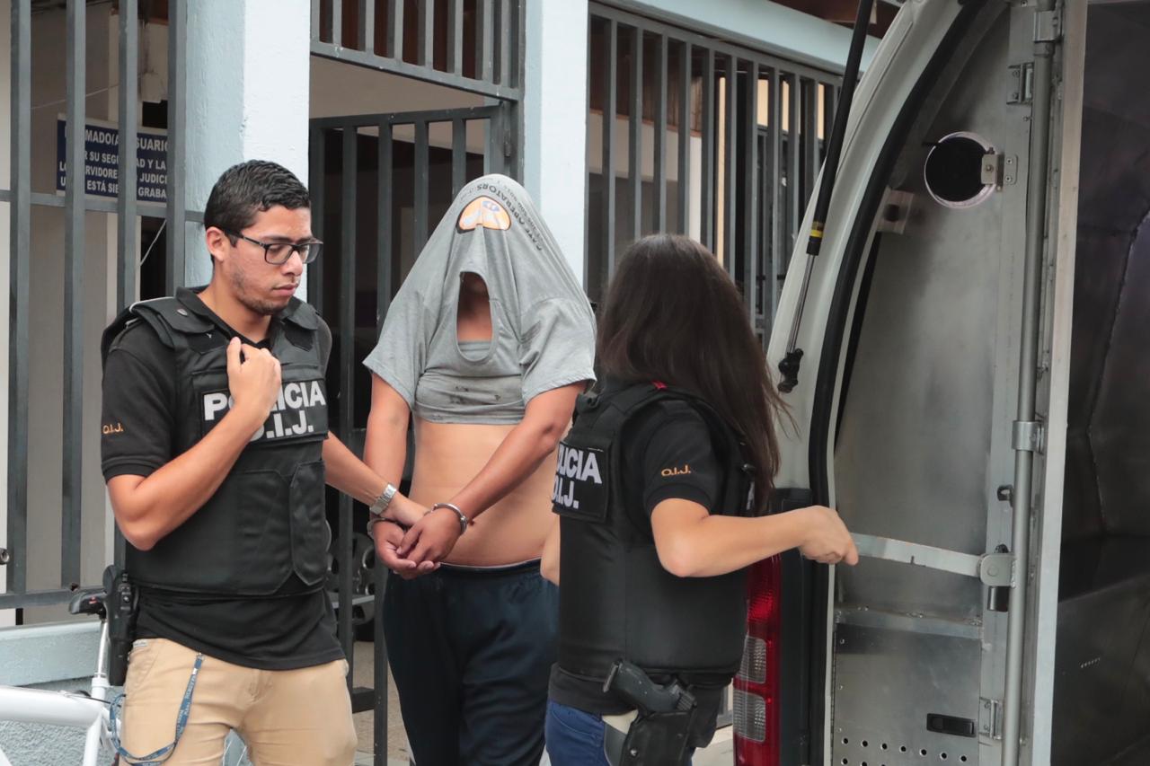 Después de ser indagados, los padres del bebé fueron trasladados a celdas del OIJ. Foto: Alonso Tenorio.