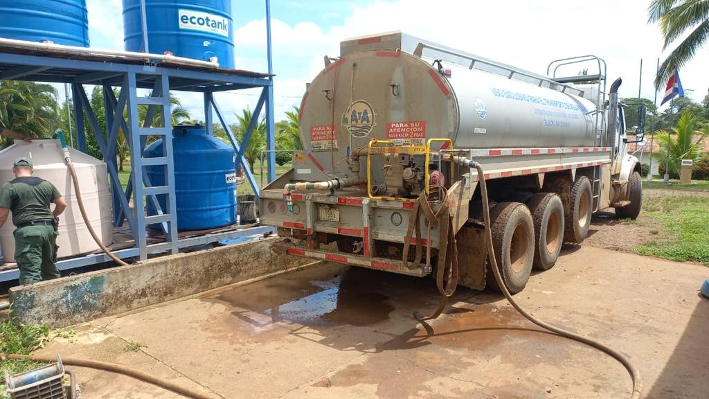 Acueductos y Alcantarillados compartió fotografías de sus entregas de agua en diversas comunidades de Crucitas.