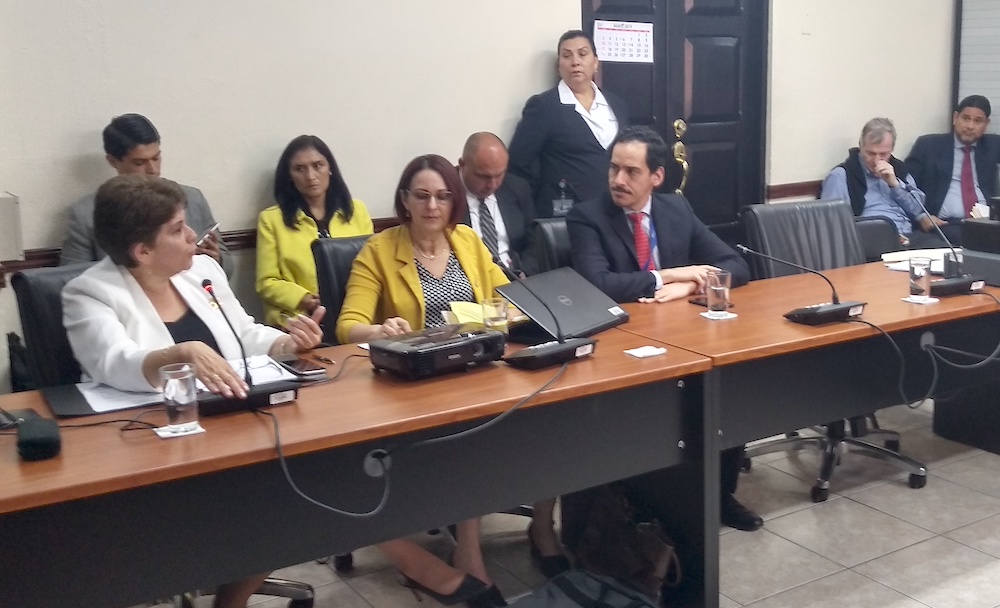 Marta Acosta (con saco blanco) este jueves en su octava comparecencia ante la Comisión de Control de Gasto Público de la Asamblea Legislativa. Con ella, Lillian Marín, Gerente ambientales y energía de la Contraloría y Allan Ugalde, Gerente de Contratación Administrativa / Foto Juan Fernando Lara S.