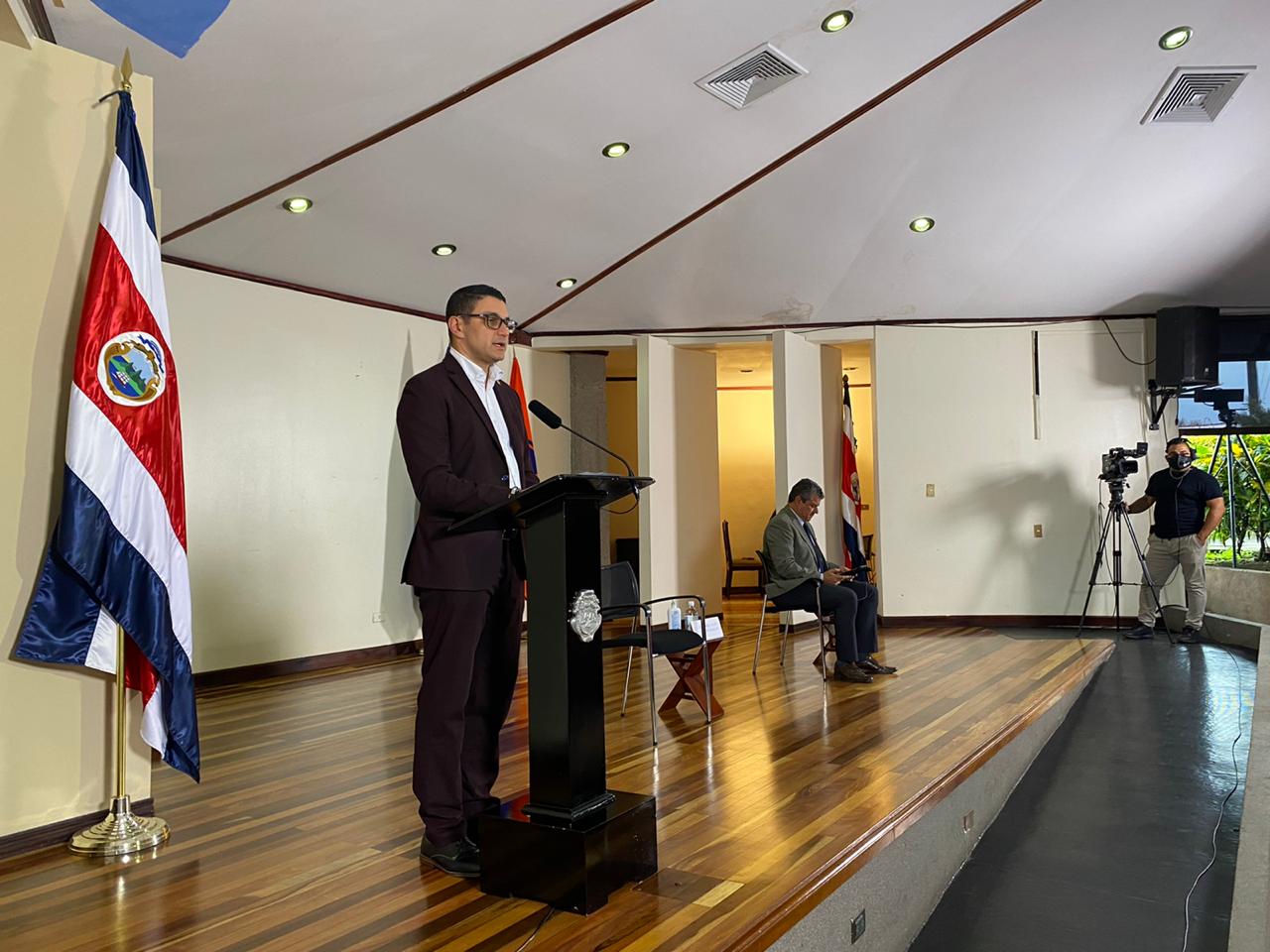 El ministro de Salud, Daniel Salas, este martes desde Casa Presidencial en la conferencia de actualización de datos del Covid-19. Al fondo, el presidente de la Comisión Nacional de Emergencias, Alexánder Solís. Fotografía: Casa Presidencial para LN.