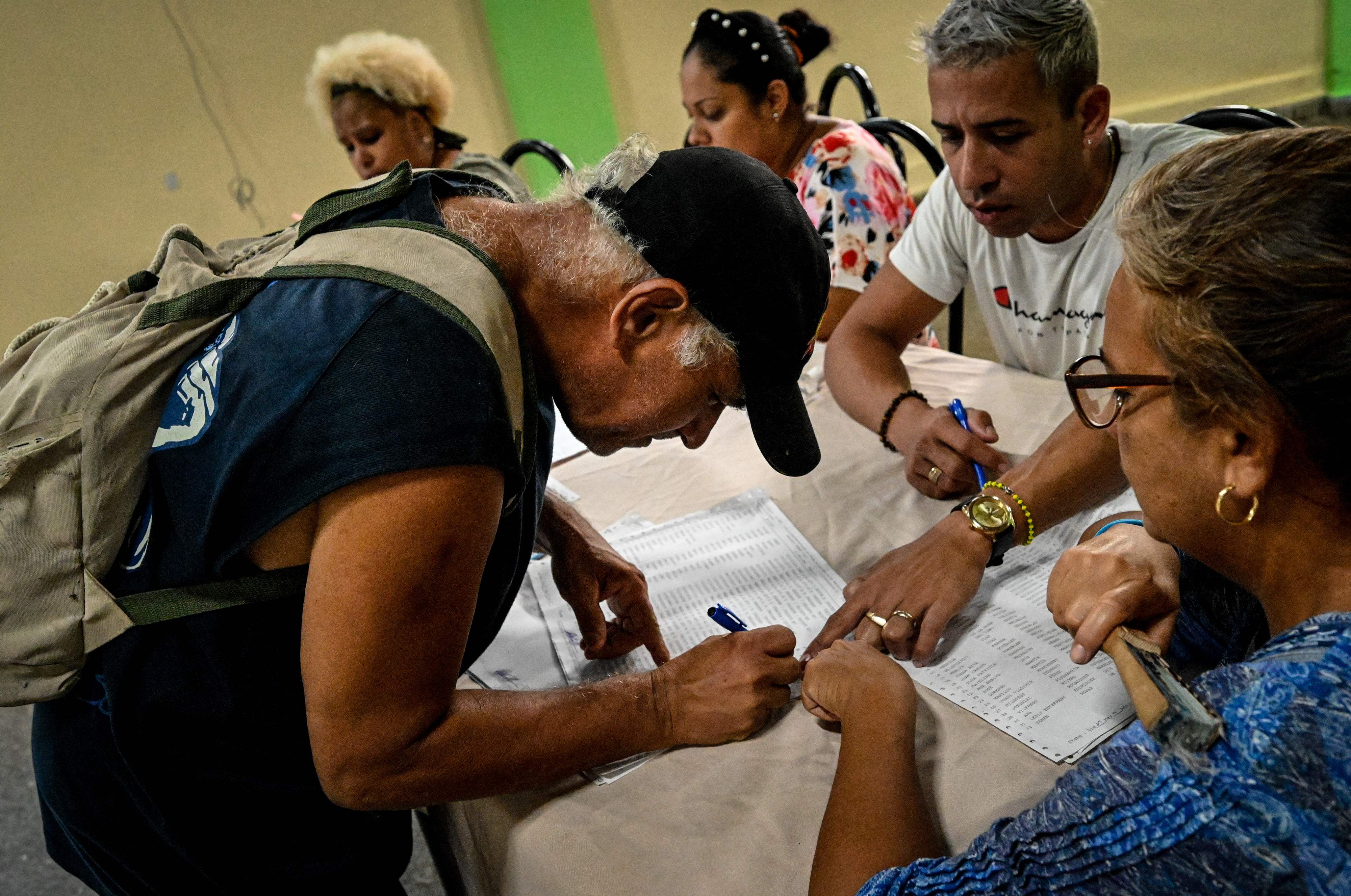 A man votes at a polling station during the new Family Code referendum in Havana, on September 25, 2022. - Cubans on Sunday are voting in a landmark referendum on whether to legalize same-sex marriage and adoption, allow surrogate pregnancies, and give greater rights to non-biological parents. (Photo by ADALBERTO ROQUE / AFP)