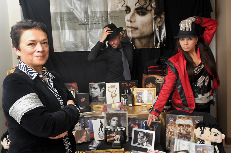Soldados.Ana Chacón (izquierda), Alonso Campos y Carolina Guzmán junto a su colección. Pablo Montiel