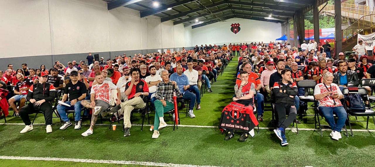 Muchos asociados de Liga Deportiva Alajuelense acudieron a la asamblea general ordinaria.