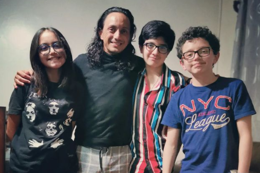 Ed Quesada junto a sus tres hijos Cristina, Sebastián y Marcelo. Foto: Instagram