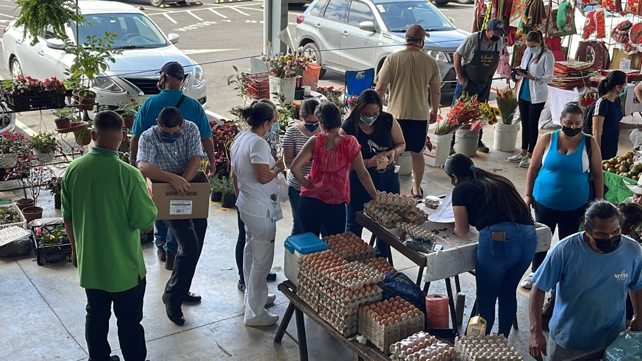 También la feria del agricultor en San Isidro de Heredia sirvió como sitio de trabajo este fin de semana. Fotografía: Cortesía CCSS.