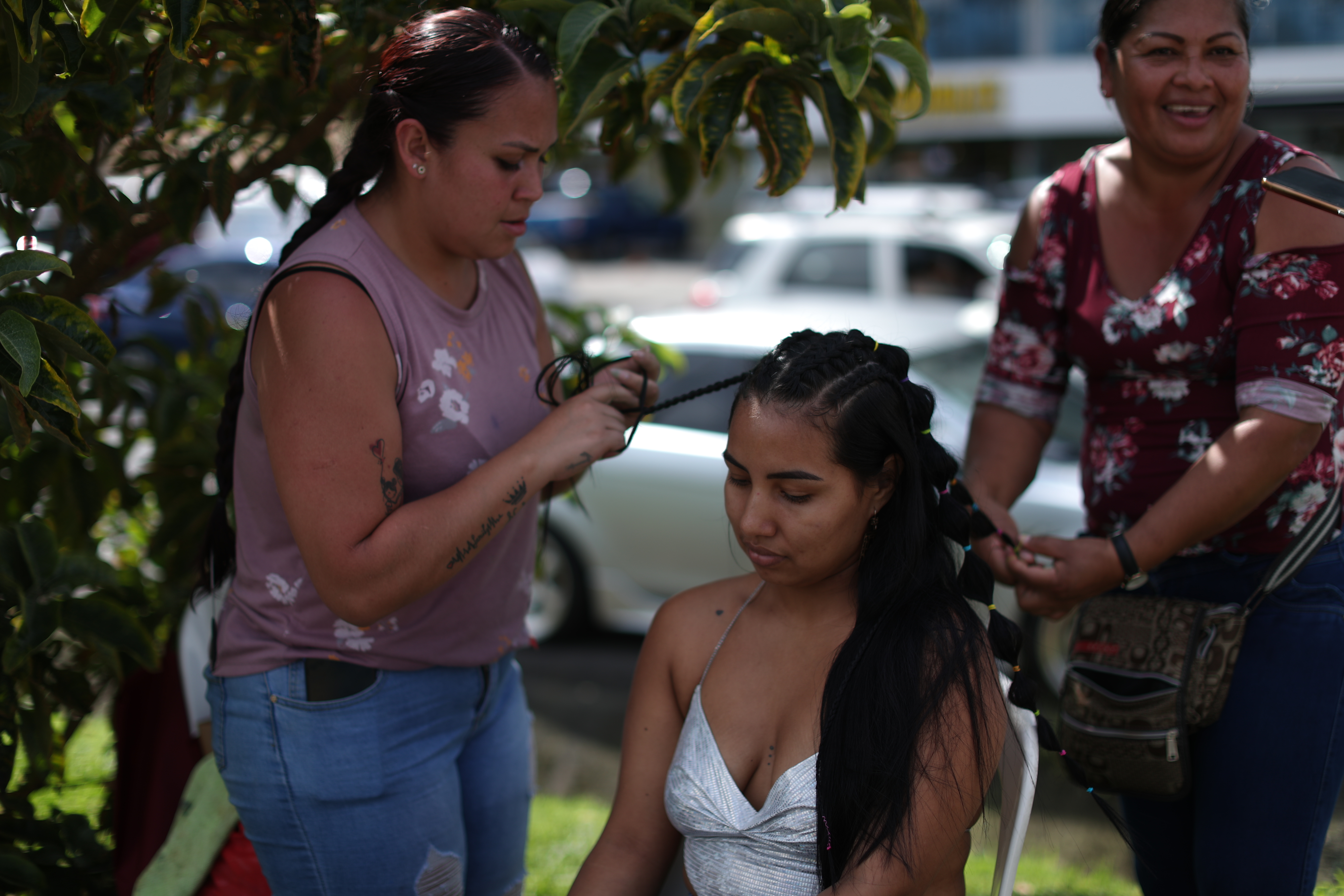 Bad Bunny: Madre peina a su hija para concierto en el Estadio