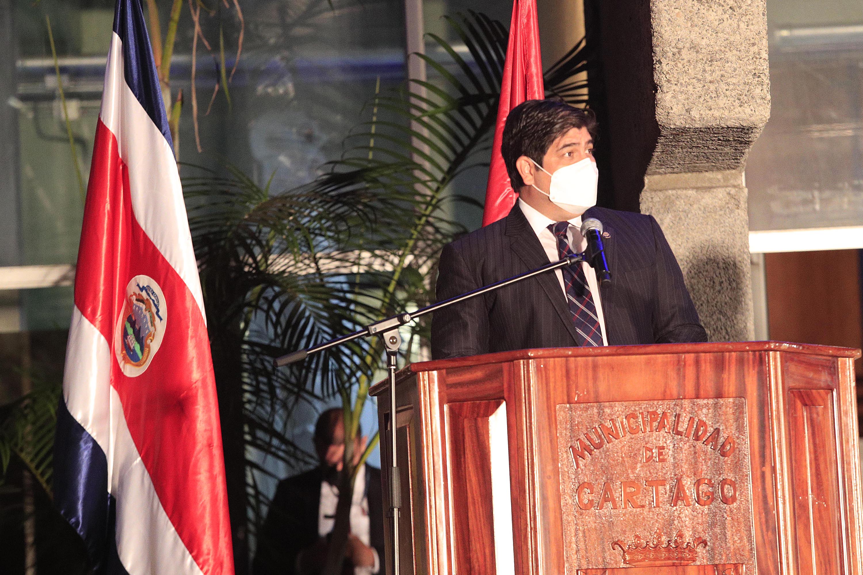 29/10/2021 Cartago. Actos protocolarios, develación del monumento a la Independencia Costa Rica Victoriosa, video mapping, show de luces y juego de pólvora. De esta manera celebra la municipalidad de Cartago el Bicentenario de la Independencia, concretamente la firma y sello del Acta de Independencia, frente a las Ruinas De Santiago Apóstol.