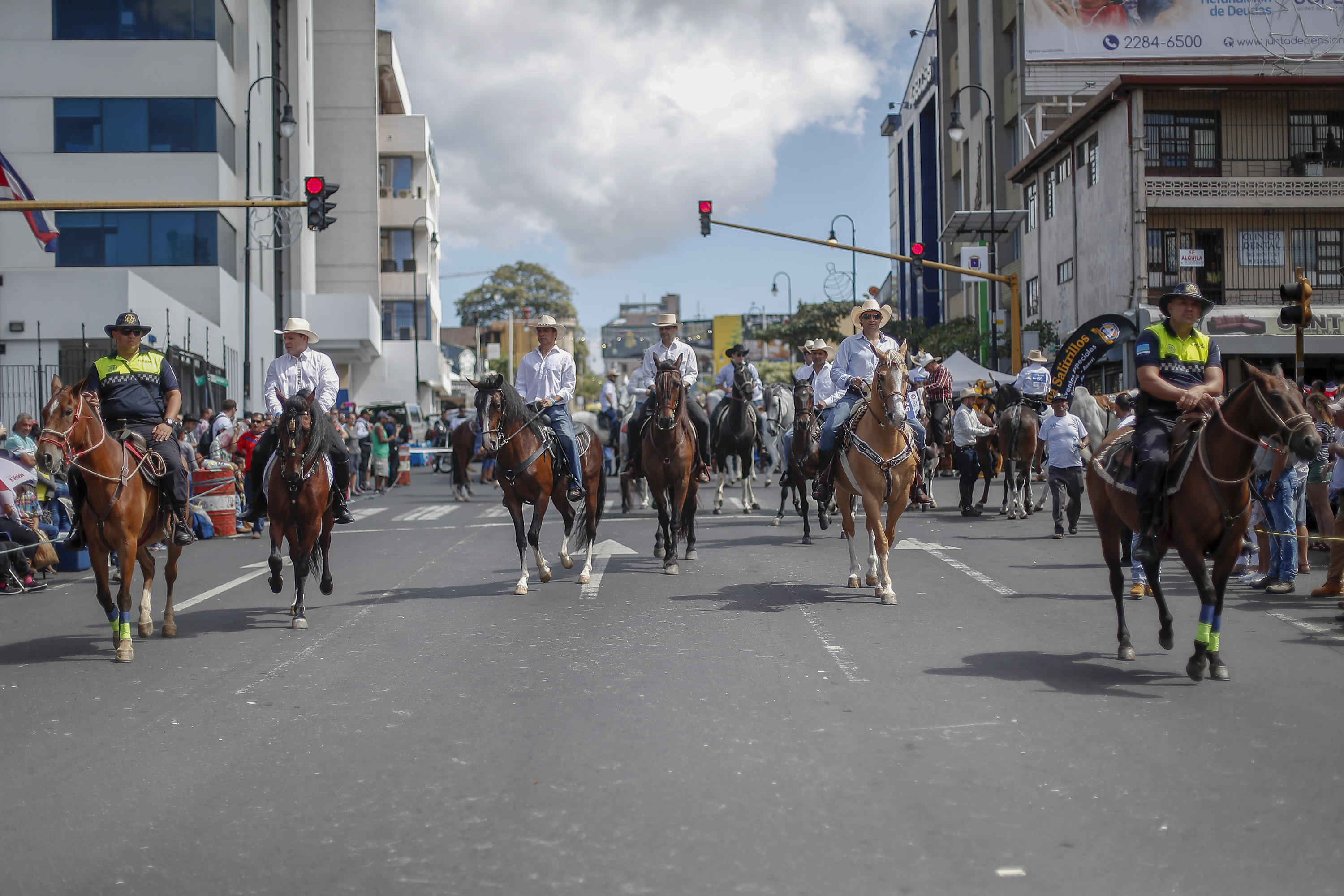 26/12/2017, San José, Avenida 2, cobertura del Tope Nacional San José 2017 que hace su recorrido por toda la avenida segunda hasta llegar al parque metropolitano La Sabana. Fotografía José Cordero