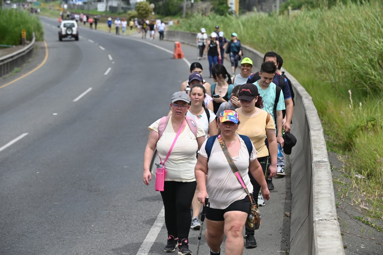 La afluencia de romeros bajando el Ochomogo ya era suficiente como para tomar el espaldón.
Fotografía: Albert Marín