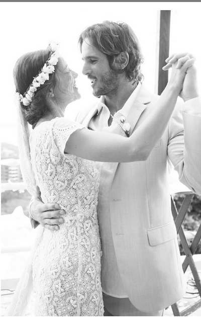 Felices. Debi y John bailaron felices el vals. Instagram Debi Nova