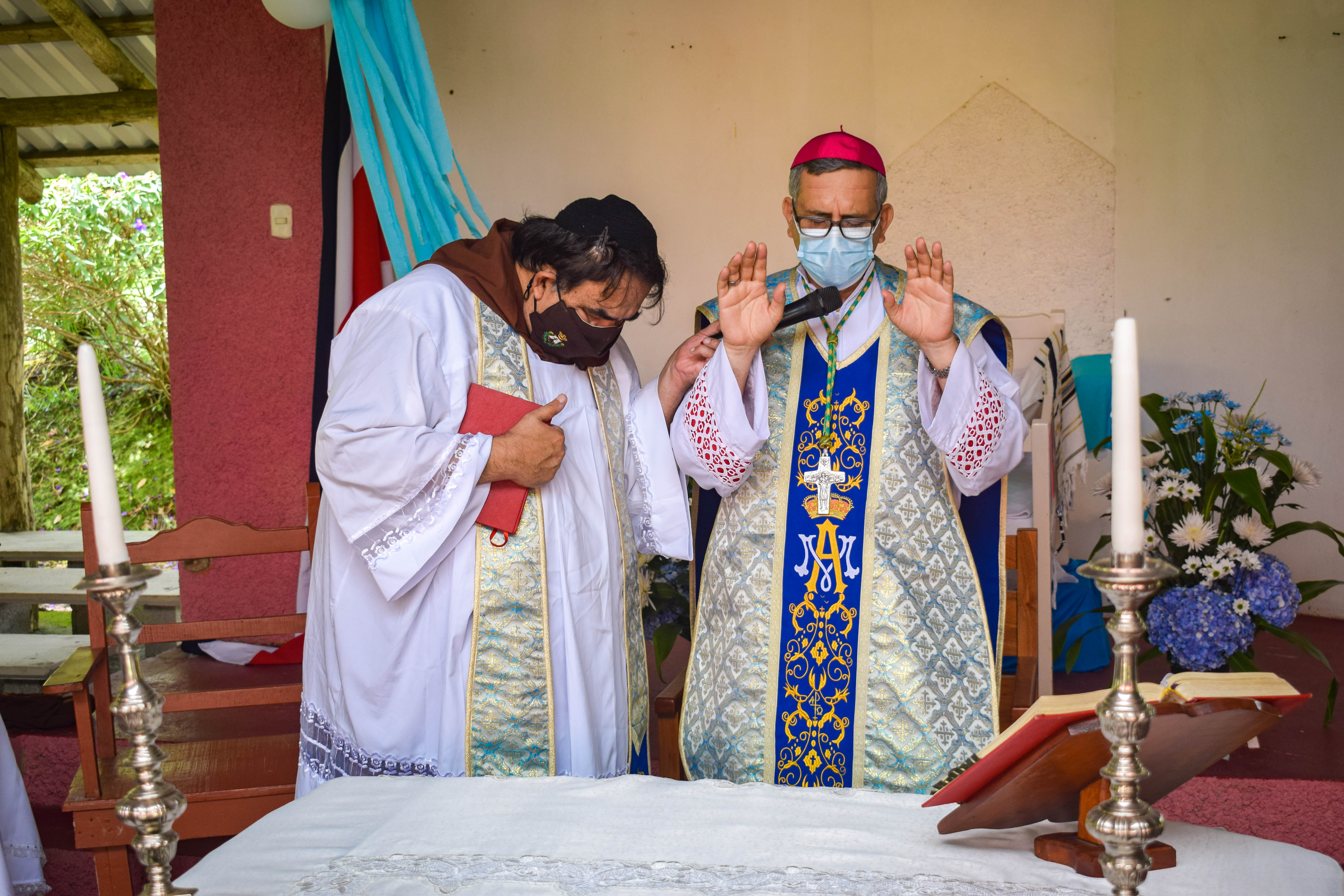 Monseñor Manuel Eugenio Salazar Mora, Obispo de Tilarán-Liberia, junto al padre Javier Francisco Dengo Esquivel. Foto: cortesía