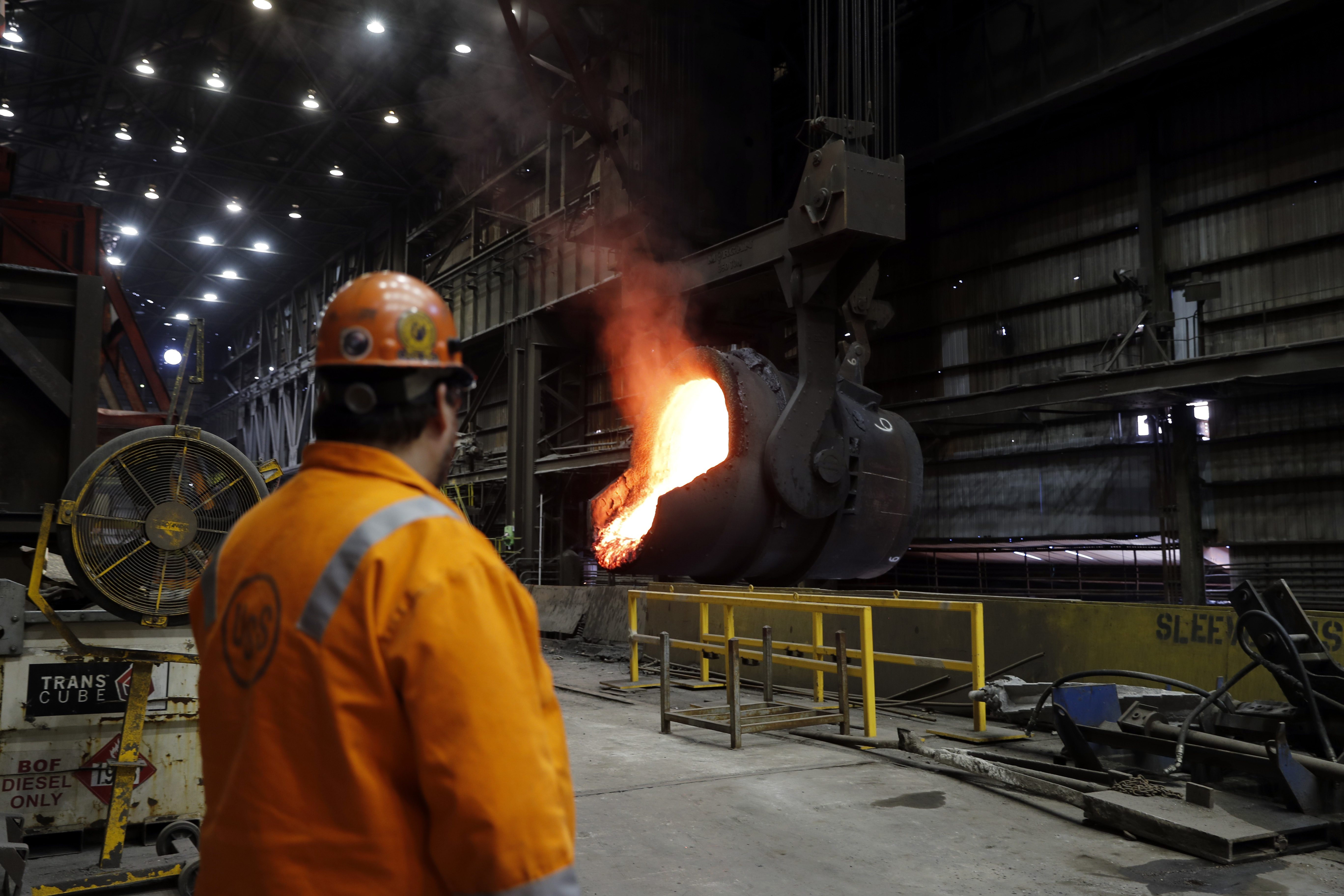 La imposición de aranceles a las importaciones de acero y aluminio logró un avance modesto del empleo en las fábricas de Estados Unidos. En esta foto de junio del 2018, el operador, Randy Feltmeyer, vigilaba la cadena de producción en la industria U.S. Steel Granite City Works, en Granite City, Ill. Foto: Jeff Roberson/AP