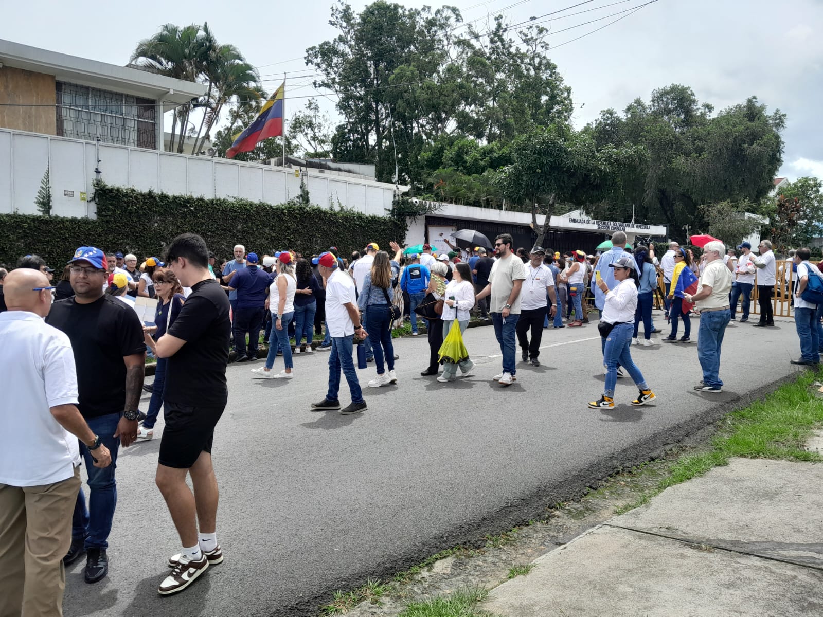 Cientos de venezolanos acudieron al consulado de su país en San José, Costa Rica, con la esperanza de votar y contribuir a un cambio político en Venezuela. Foto: Josué Bravo.